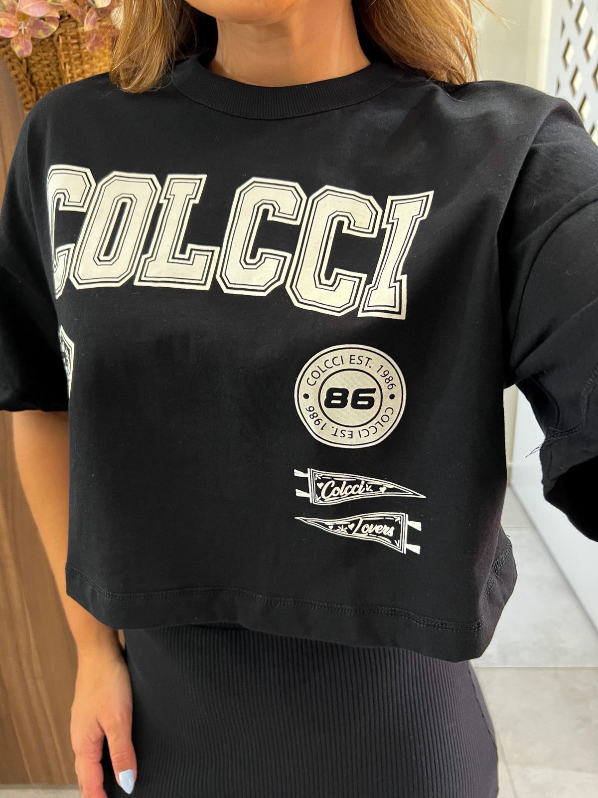 Camiseta Cropped Com Estampa Preta Colcci 
