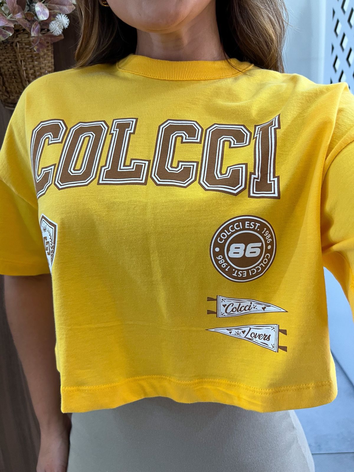 Camiseta Cropped Com Estampa Amarela Colcci 