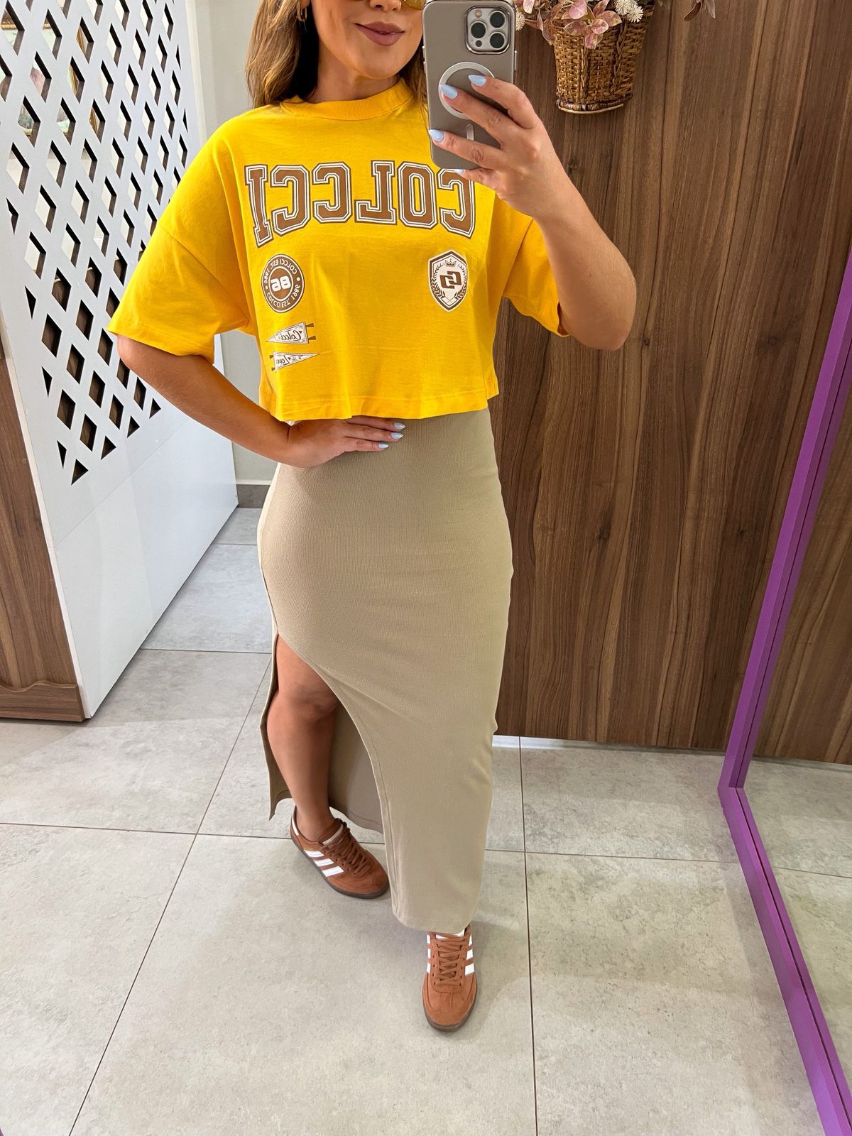 Saia Midi Canelada Com Fenda Lateral Bege Colcci