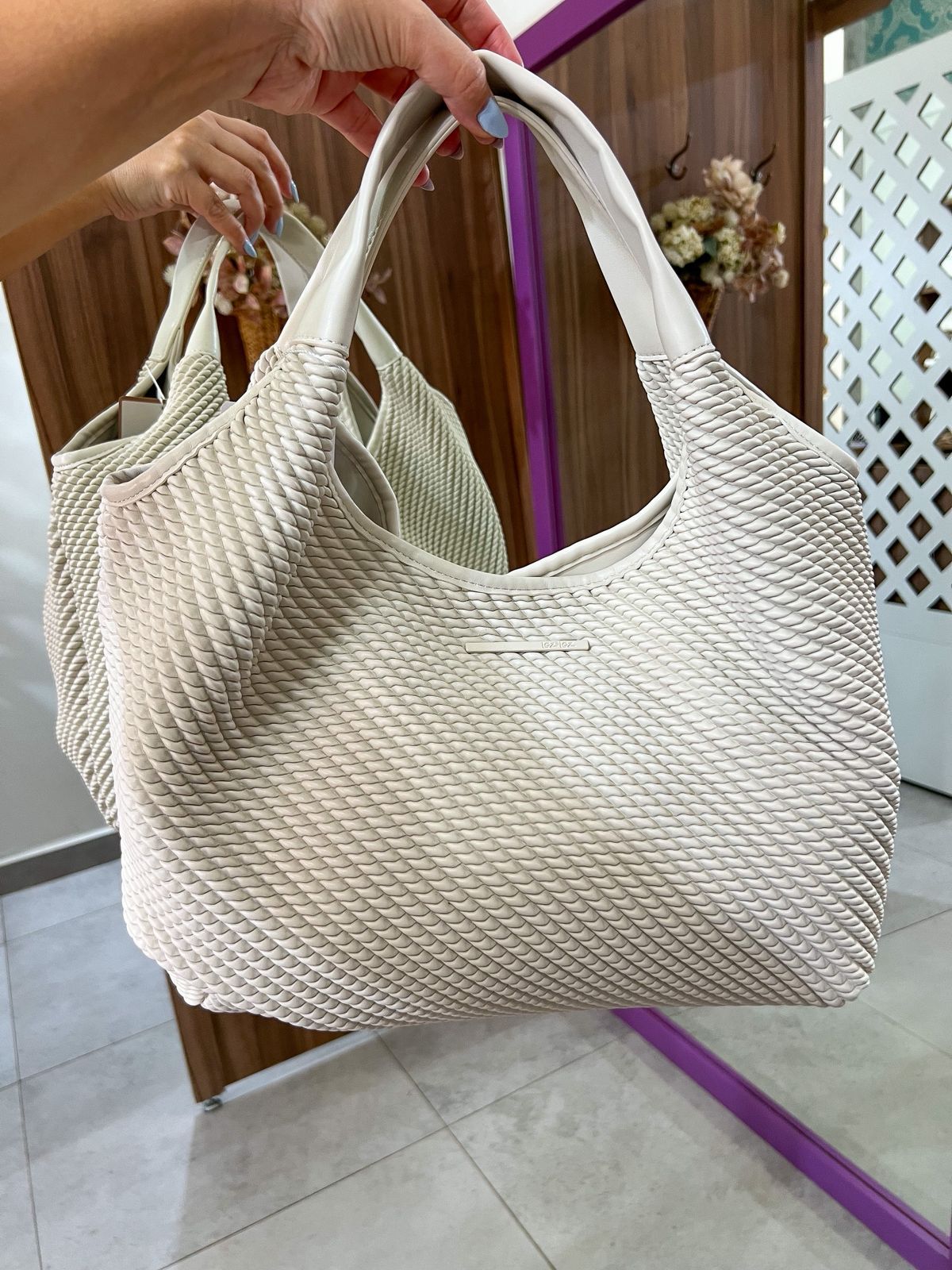 Bolsa Grande De Ombro Texturizada Com Alças Duplas Lez a Lez