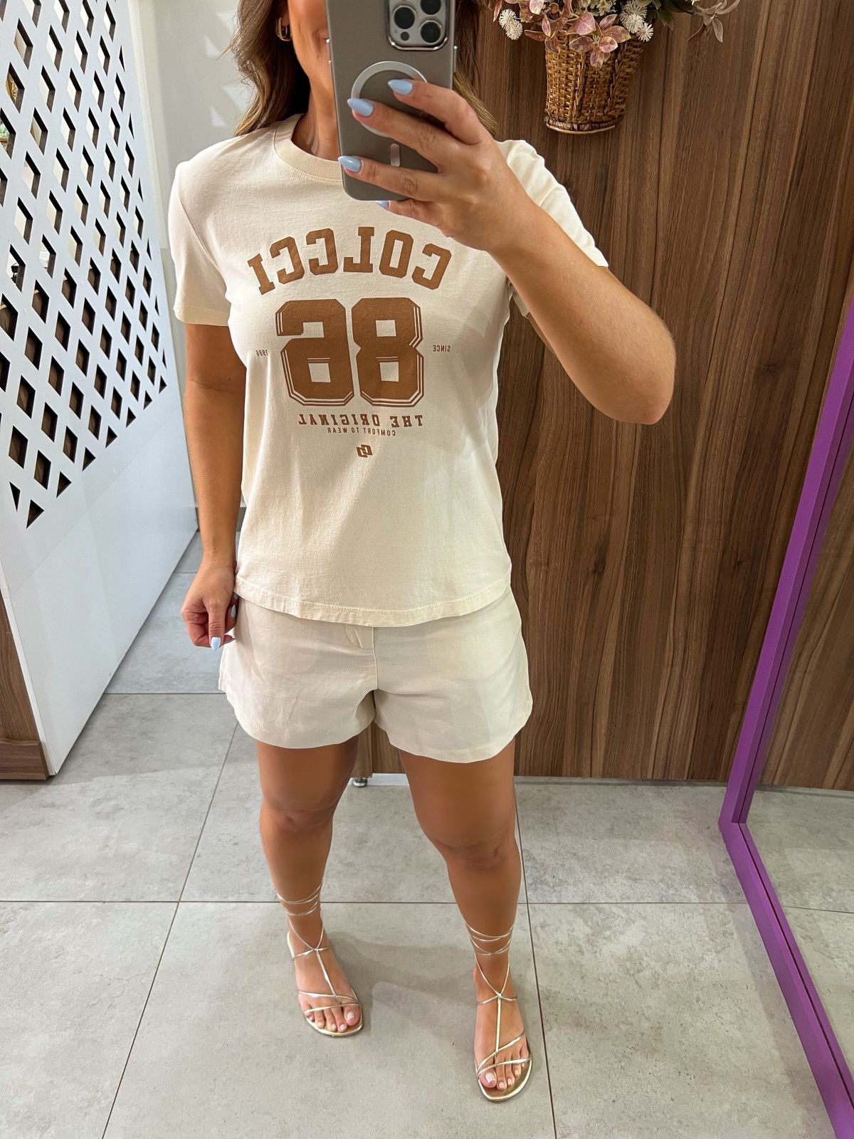 Camiseta Manga Curta Com Estampa Bege Colcci