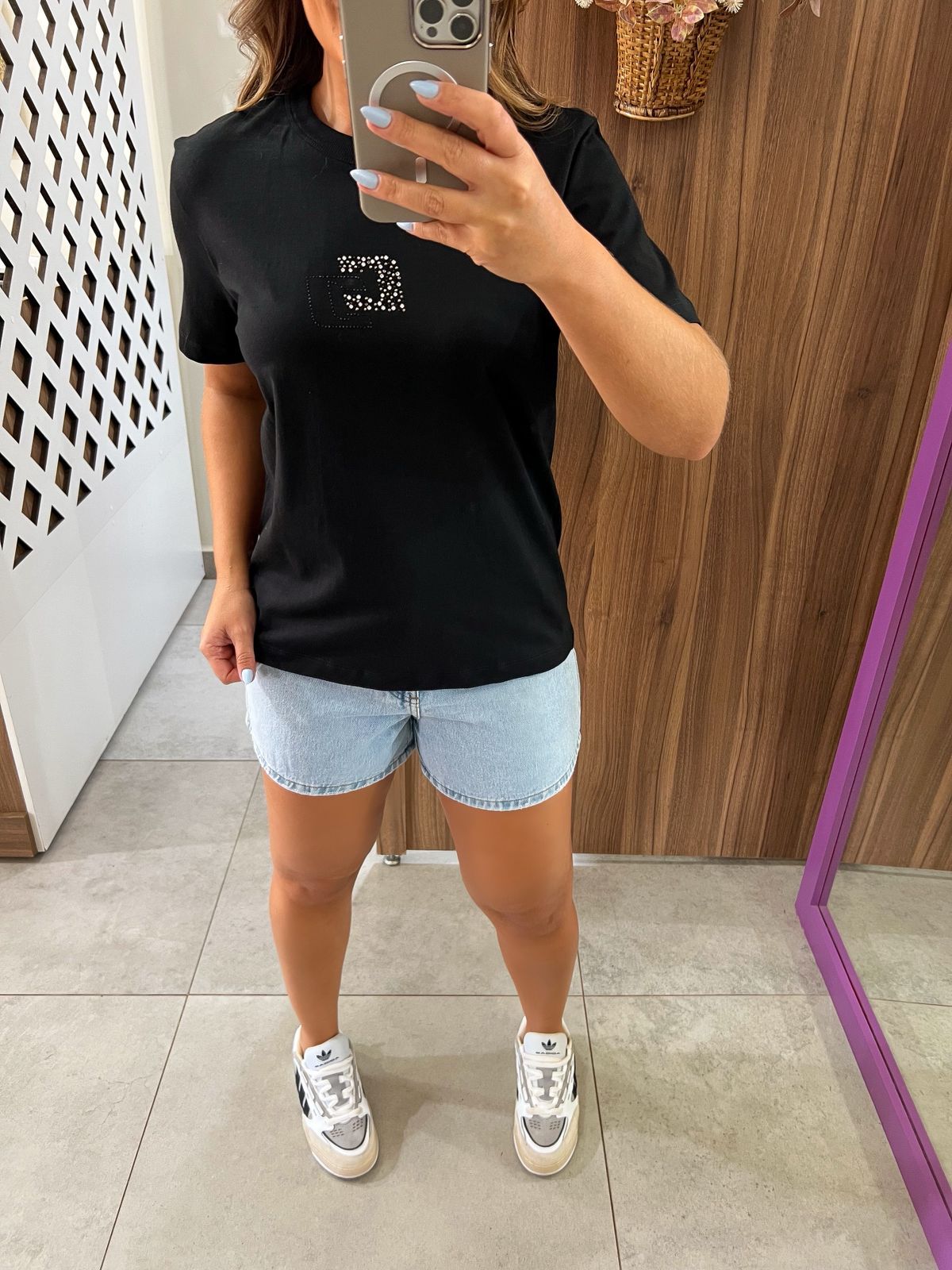 Camiseta Preta Com Detalhe Em Aplicação Colcci