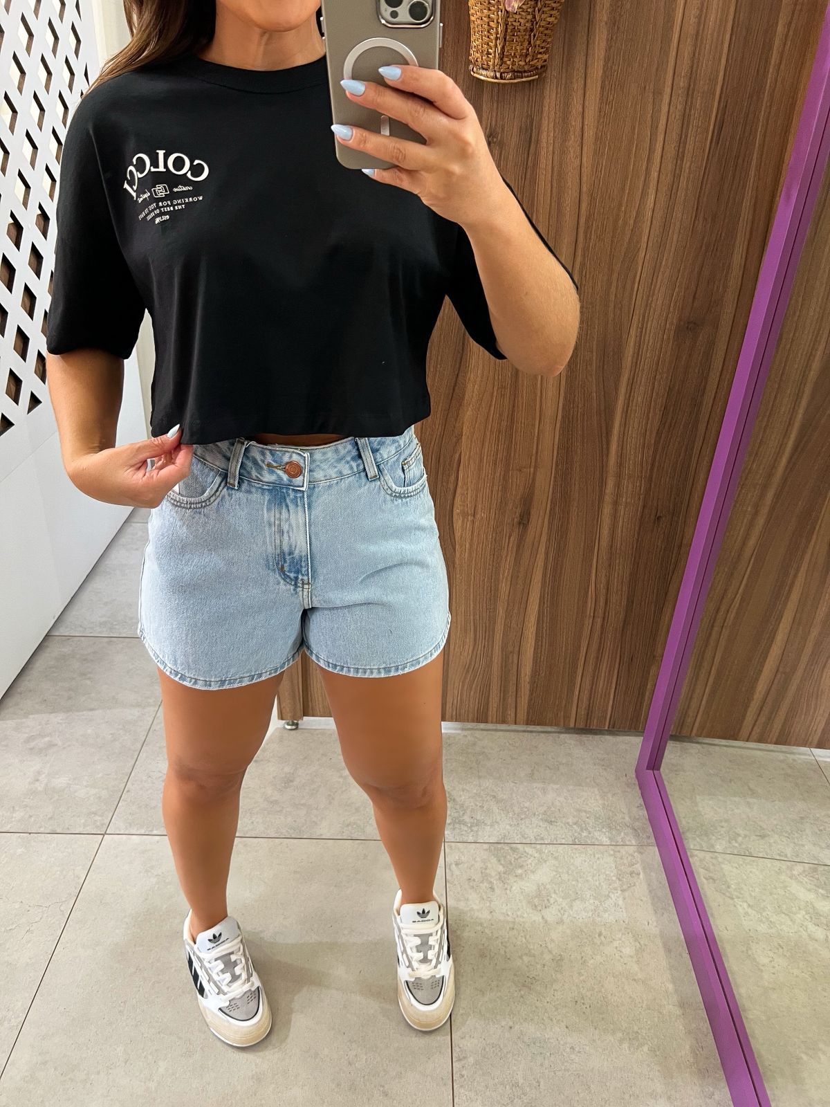 Camiseta Cropped Manga Curta Luiza Preta Colcci