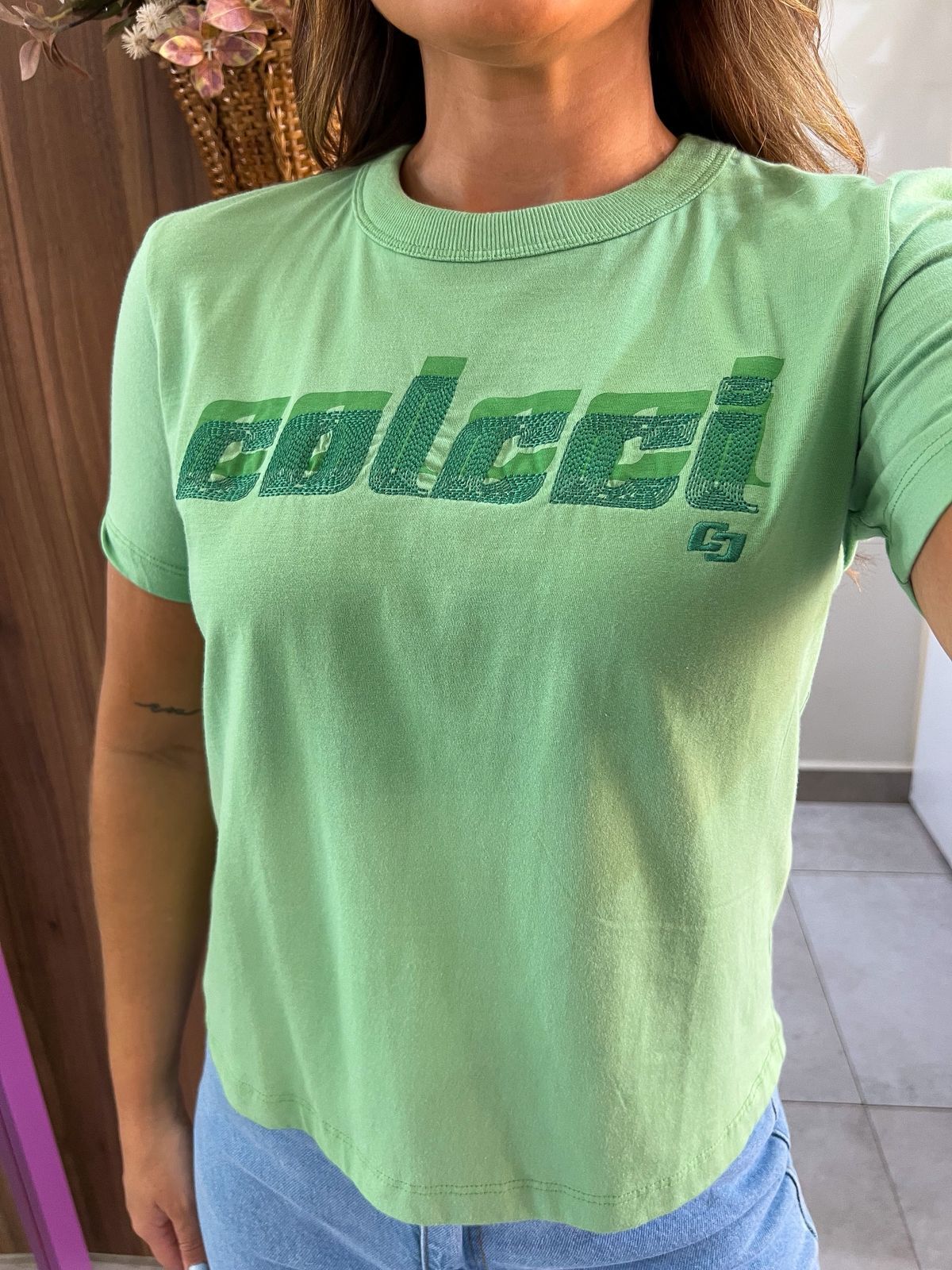 Camiseta Com Estampa e Logo Bordada Verde Colcci 
