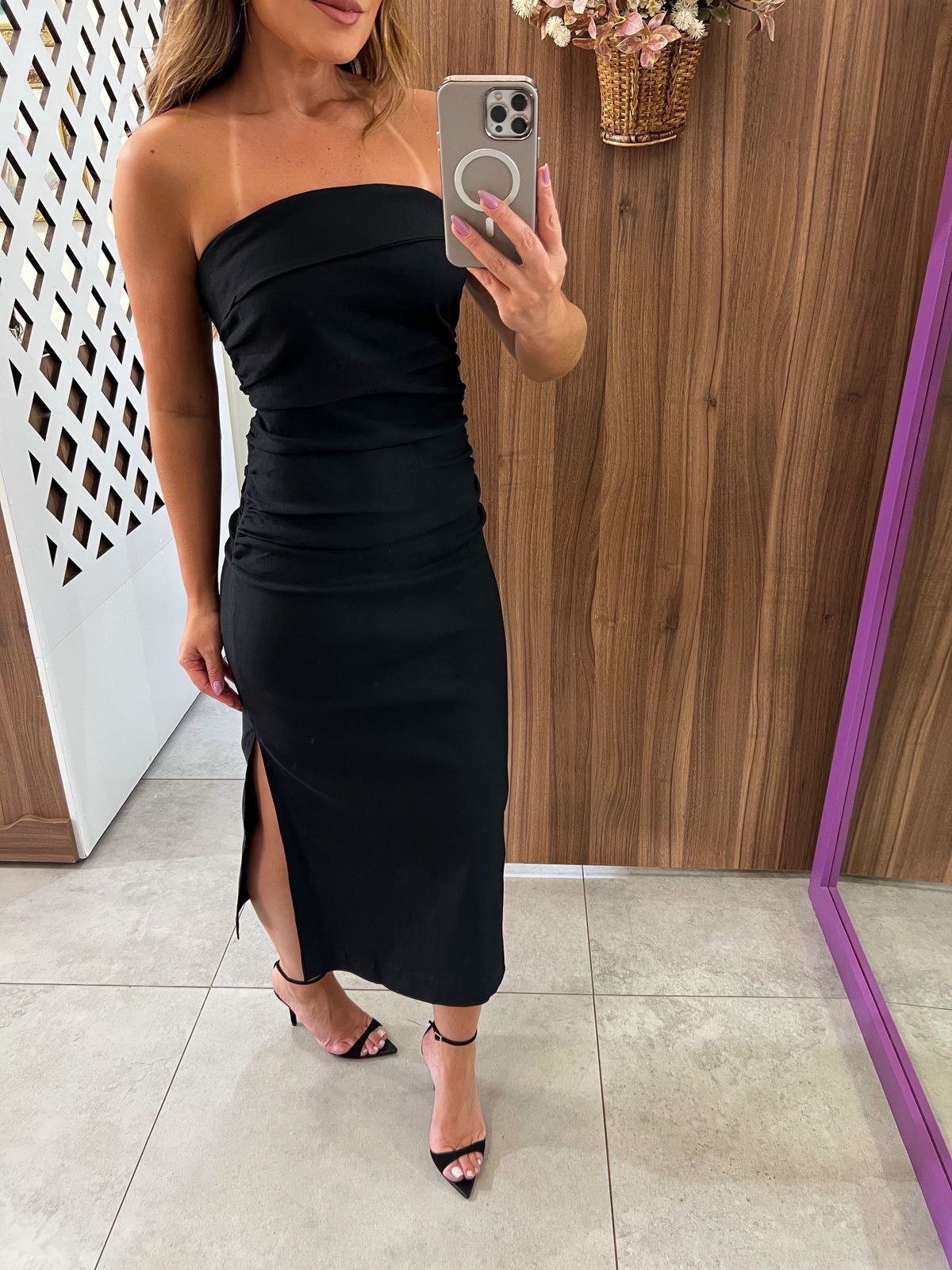 Vestido Preto Midi Sem Alças Com Franzido Lateral Colcci