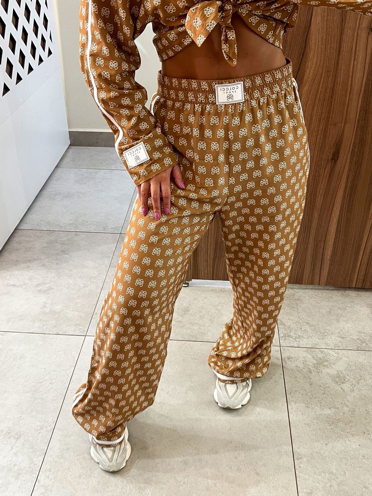Calça Wide Leg Estampada Caramelo Colcci Sport 