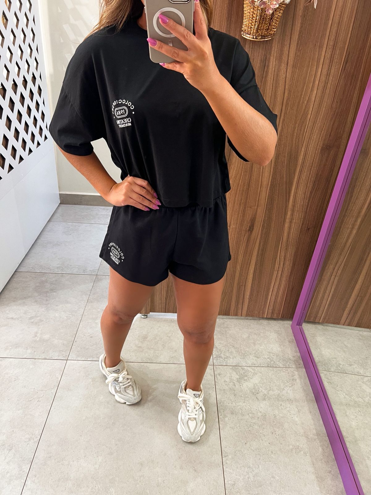 Camiseta Encurtada Feminina Loose Fit Preta Colcci Sport