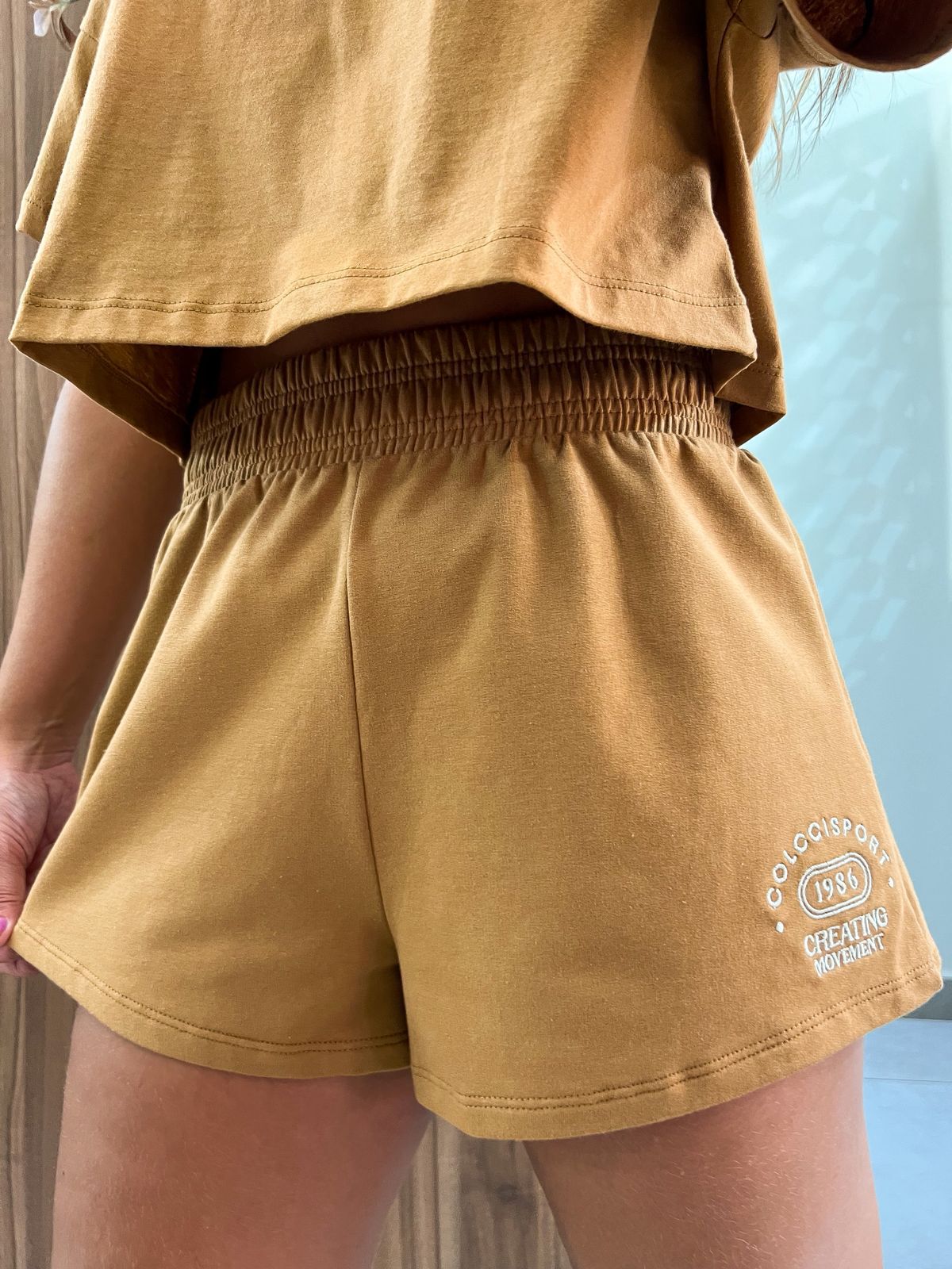 Short Feminino Moletinho Caramelo Bordado Colcci Sport