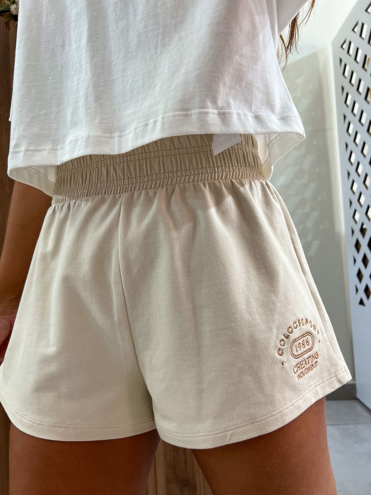 Short Feminino Moletinho Creme Bordado Colcci Sport 