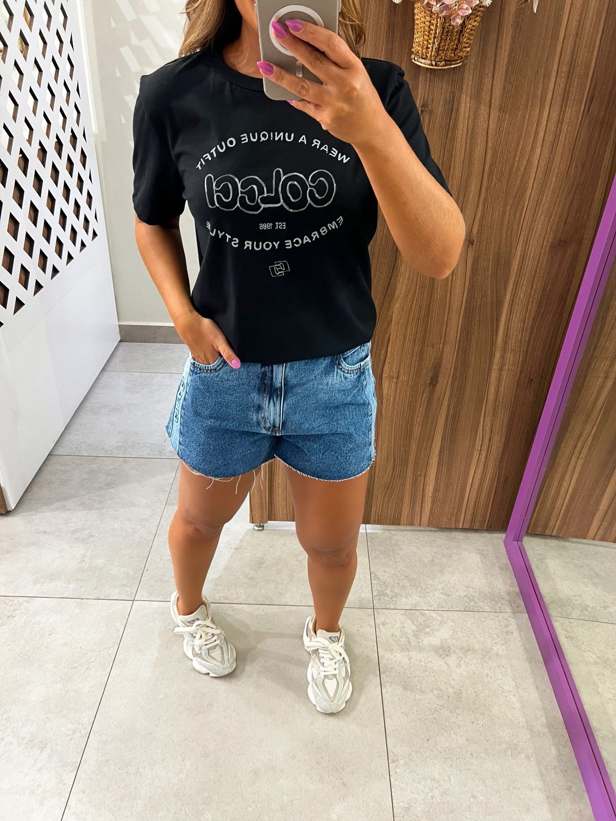 Camiseta Embrace Your Style Preta Colcci 