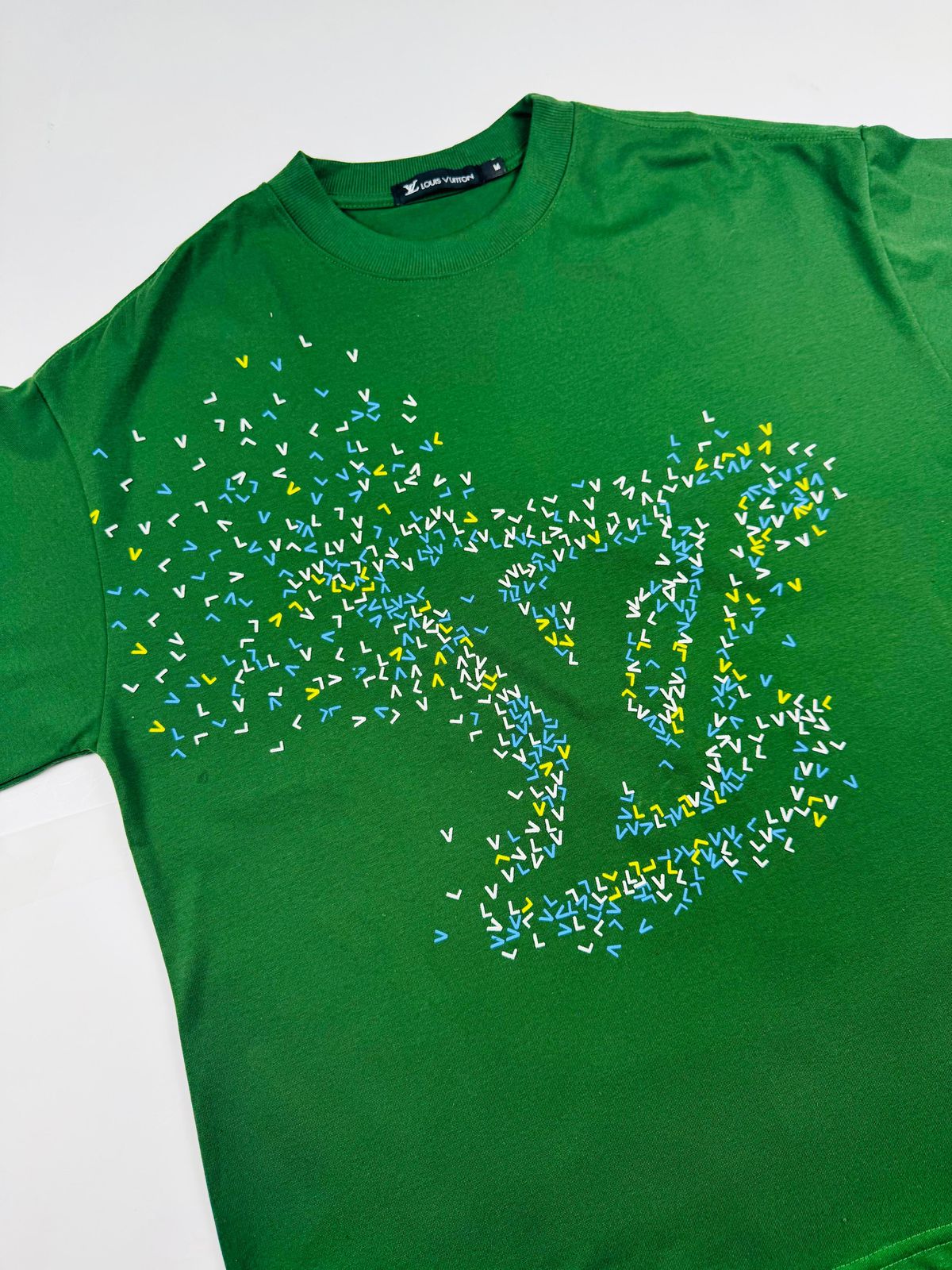 CAMISETA LV OVERSIZED PERFUMADA - VERDE - SP GRIFES - Camisetas Importadas no Atacado