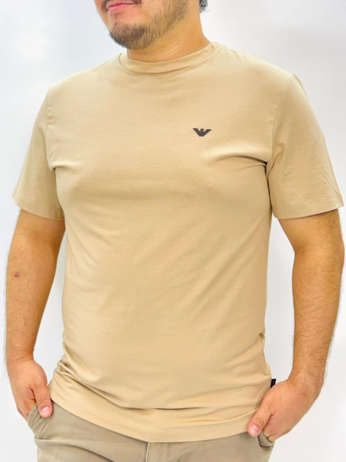 CAMISETA BÁSICA EMPORIO ARMANI - BEGE ARGILA - SP GRIFES - Camisetas Importadas no Atacado