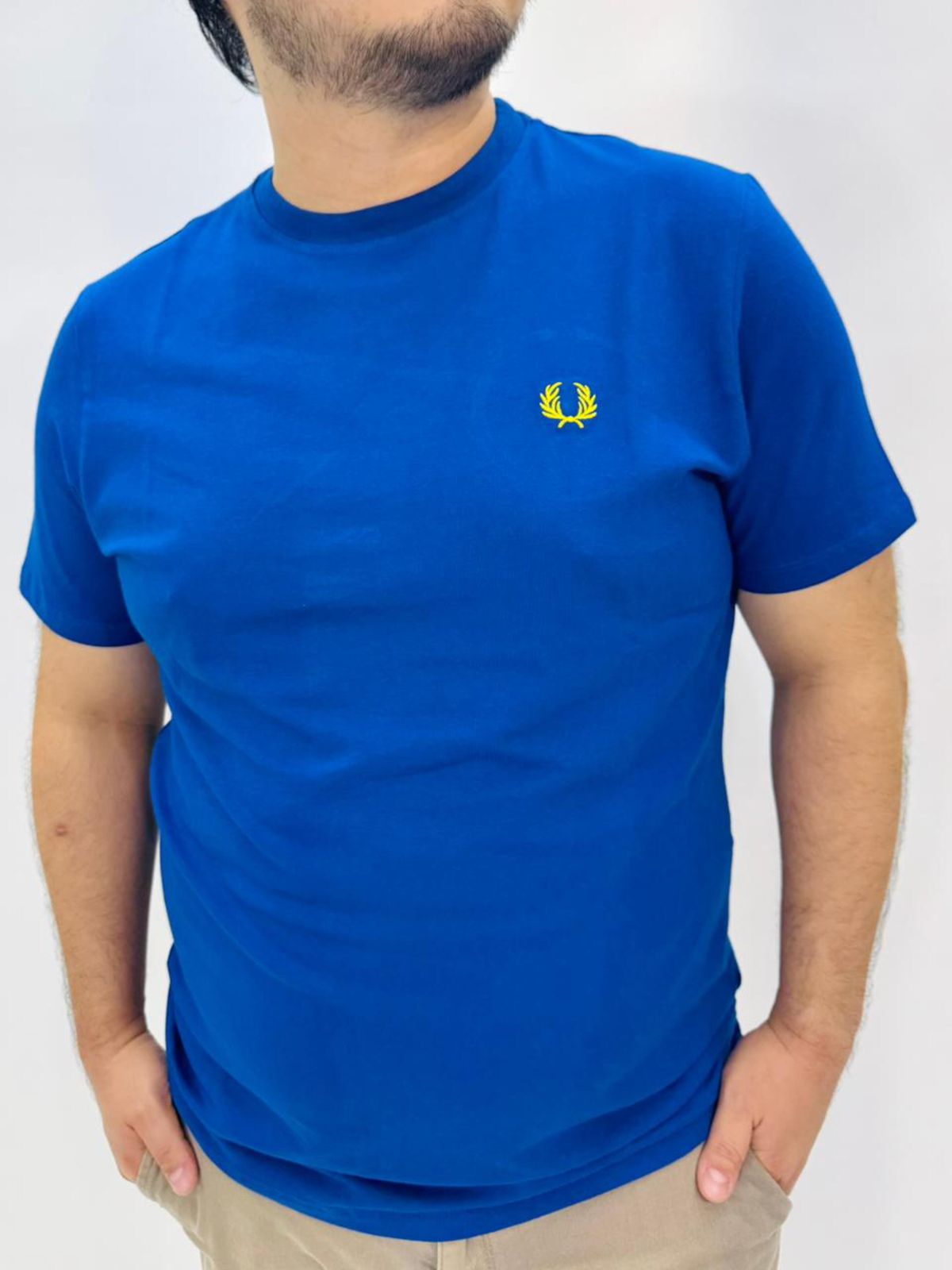 Camiseta Fred Perry - Azul Royal Logo Amarela - Eg... - SP GRIFES - Camisetas Importadas no Atacado