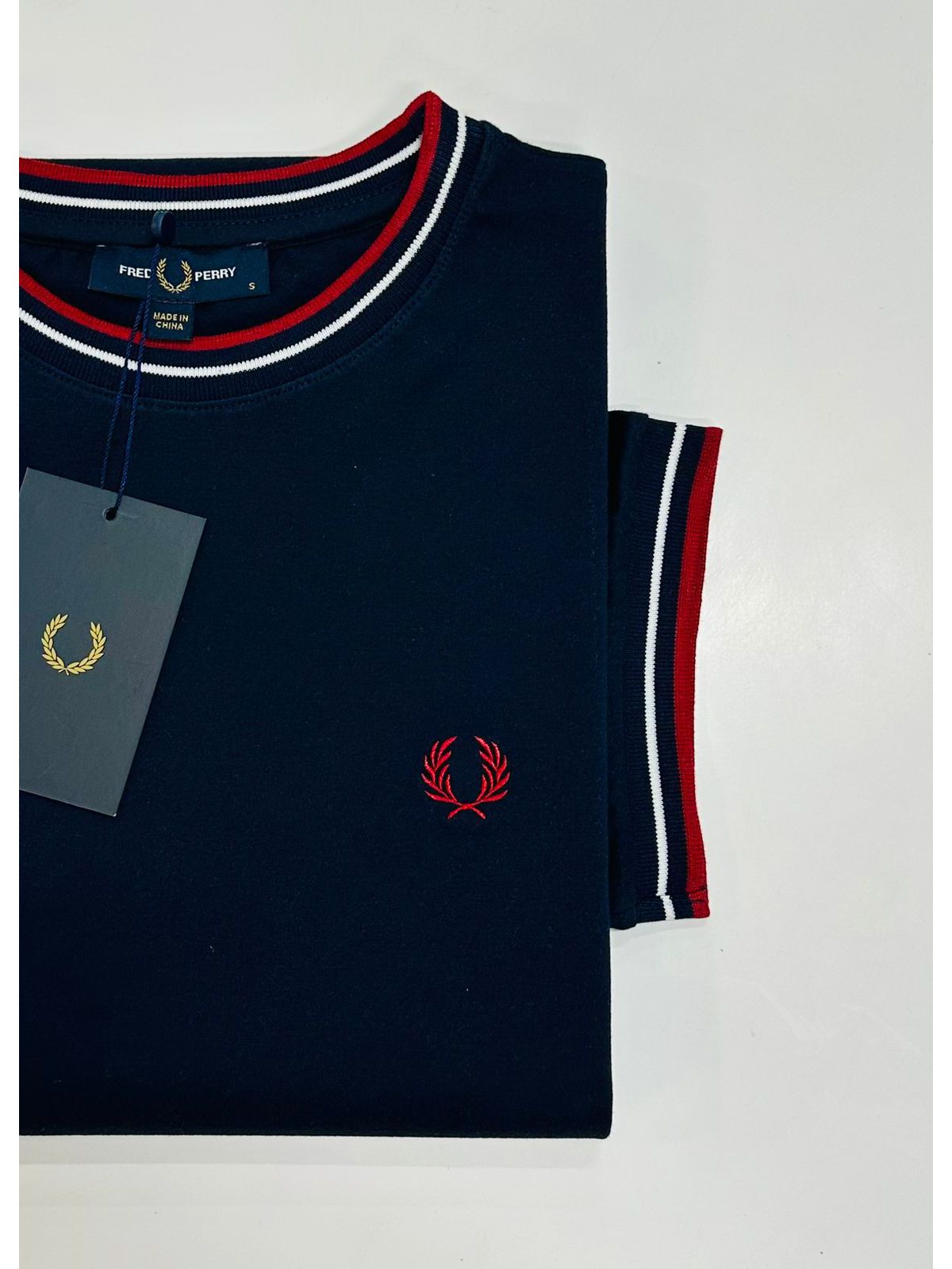 CAMISETA FRED PERRY - MARINHO - SP GRIFES - Camisetas Importadas no Atacado