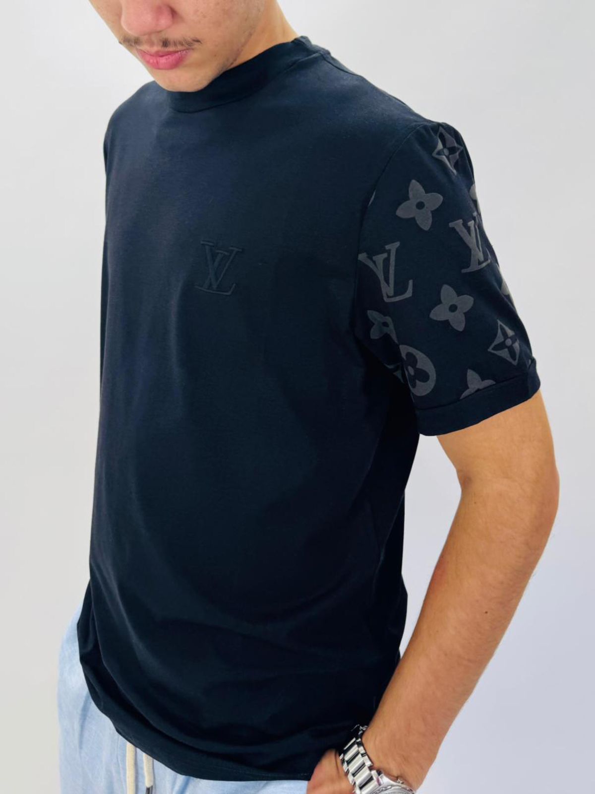 Camiseta Louis Vuitton - Preta - Chinesa - SP GRIFES - Camisetas Importadas no Atacado