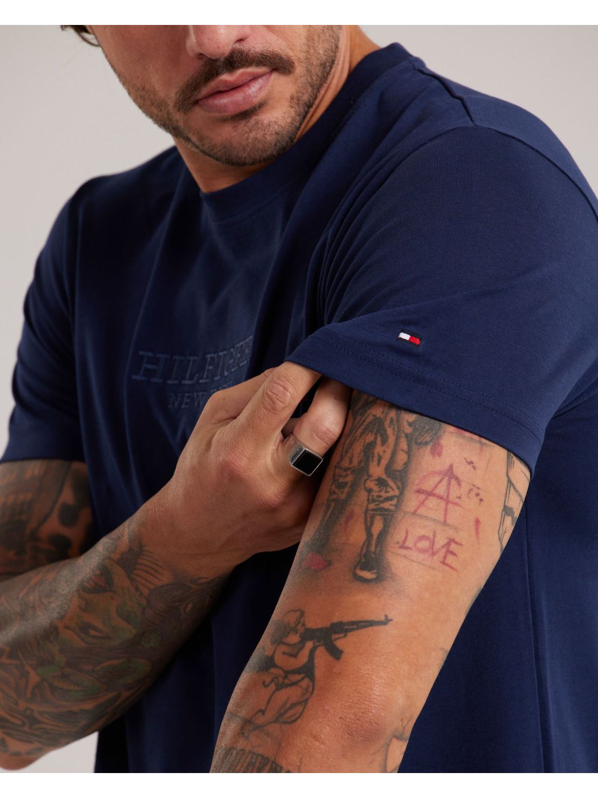 CAMISETA TOMMY HILFIGER - MARINHO - SP GRIFES - Camisetas Importadas no Atacado