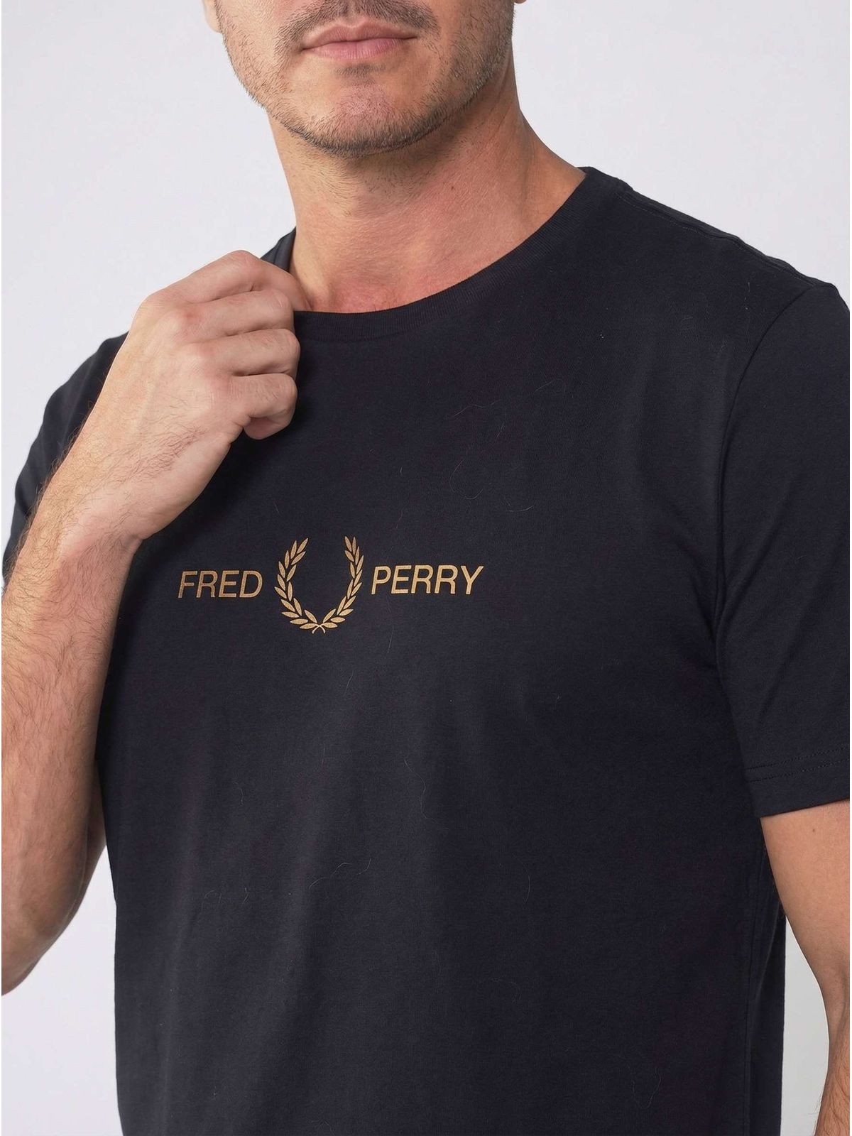 CAMISETA FRED PERRY PRETA COM LOGO LARANJA - SP GRIFES - Camisetas Importadas no Atacado