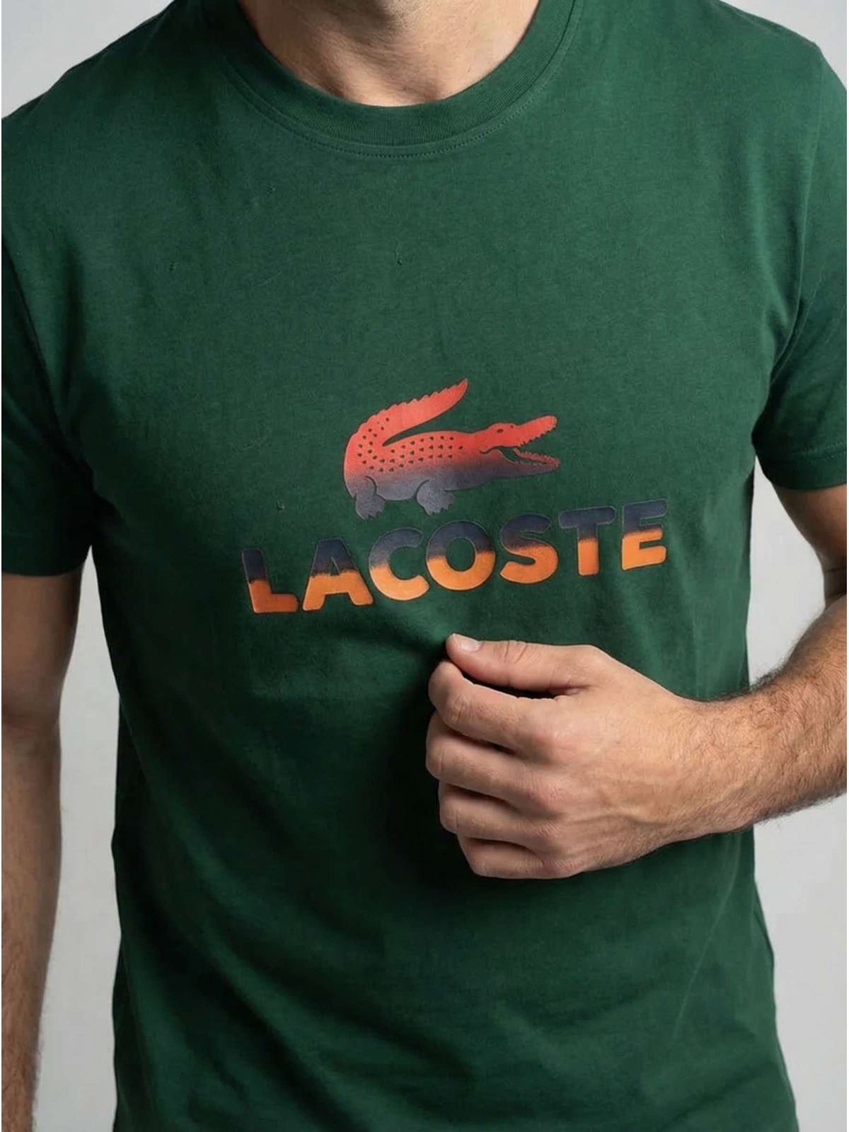 CAMISETA LACOSTE - VERDE MILITAR - SP GRIFES - Camisetas Importadas no Atacado