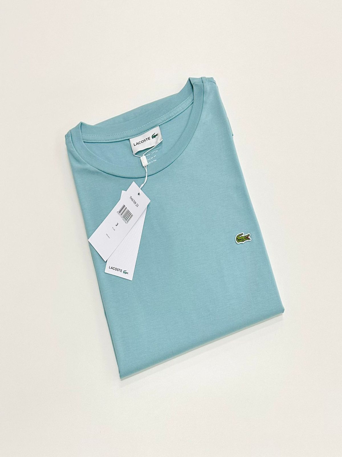 BÁSICA LACOSTE - AZUL CARIBE - SP GRIFES - Camisetas Importadas no Atacado
