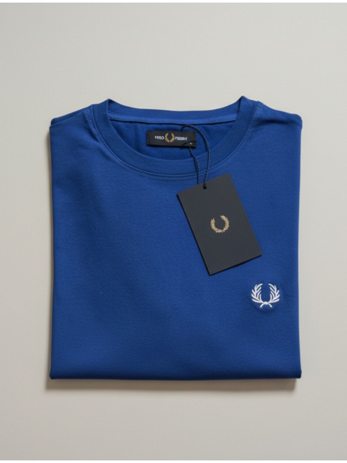 Camiseta Fred Perry - Azul Royal com logo Branca -... - SP GRIFES - Camisetas Importadas no Atacado
