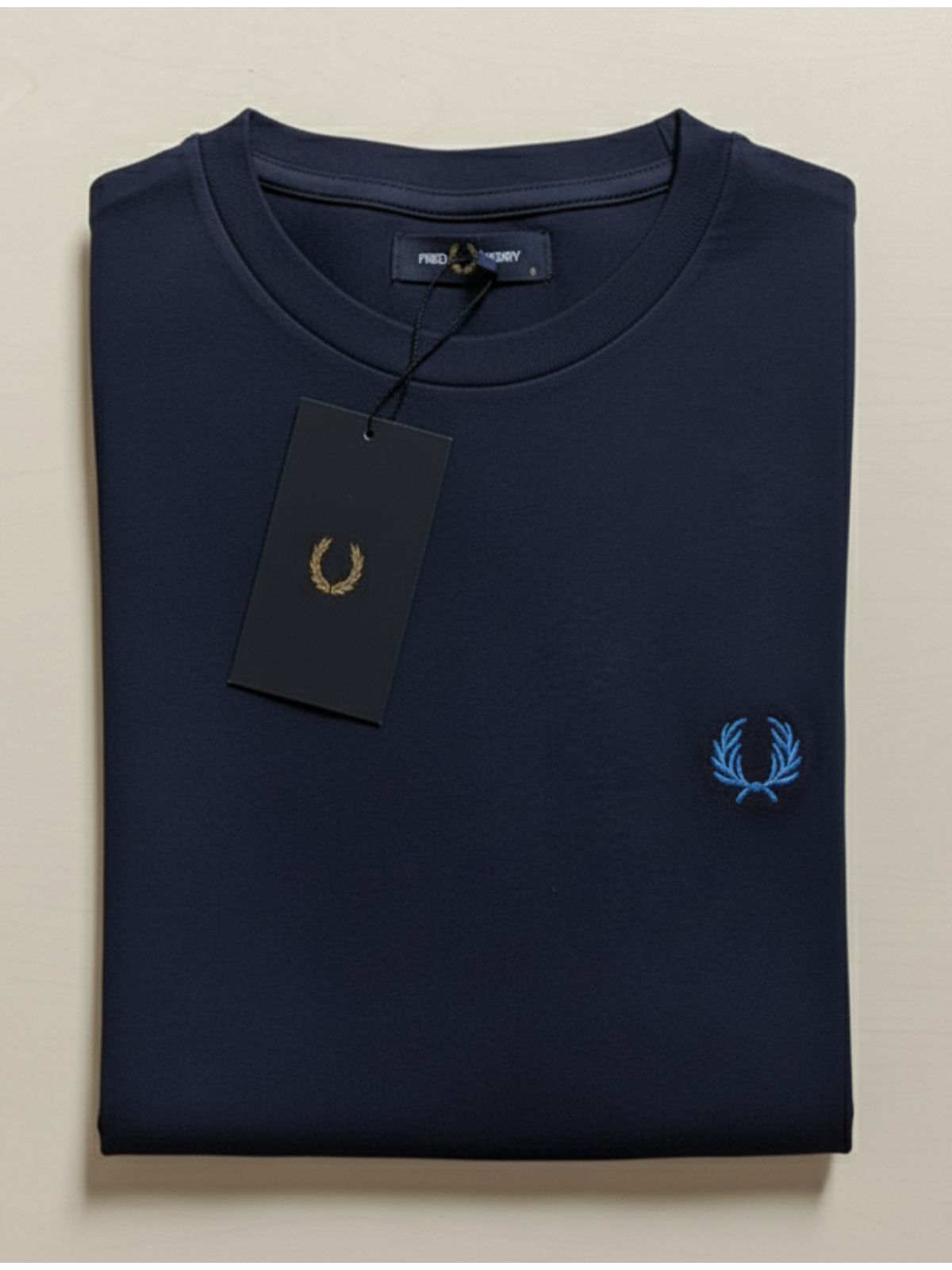 Camiseta Fred Perry - Azul Marinho com Logo Azul -... - SP GRIFES - Camisetas Importadas no Atacado