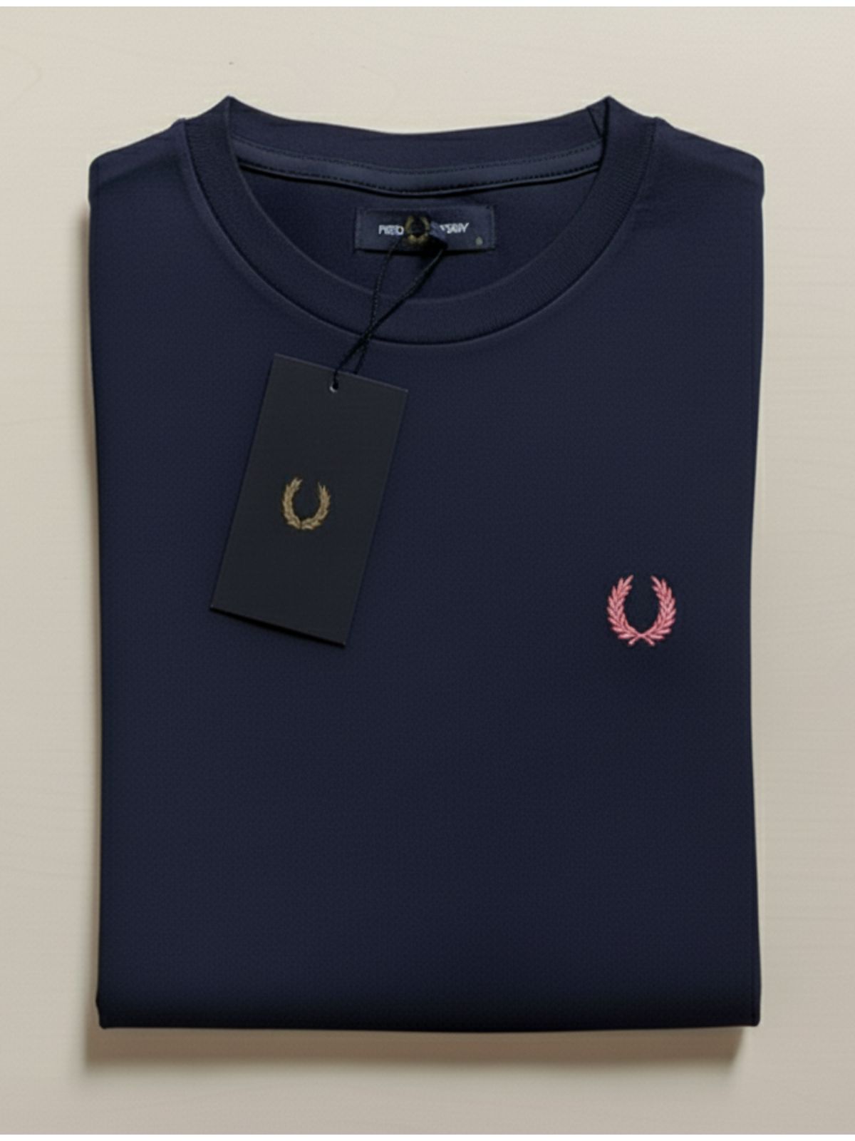 Camiseta Fred Perry - Azul Marinho com Logo Rosa -... - SP GRIFES - Camisetas Importadas no Atacado