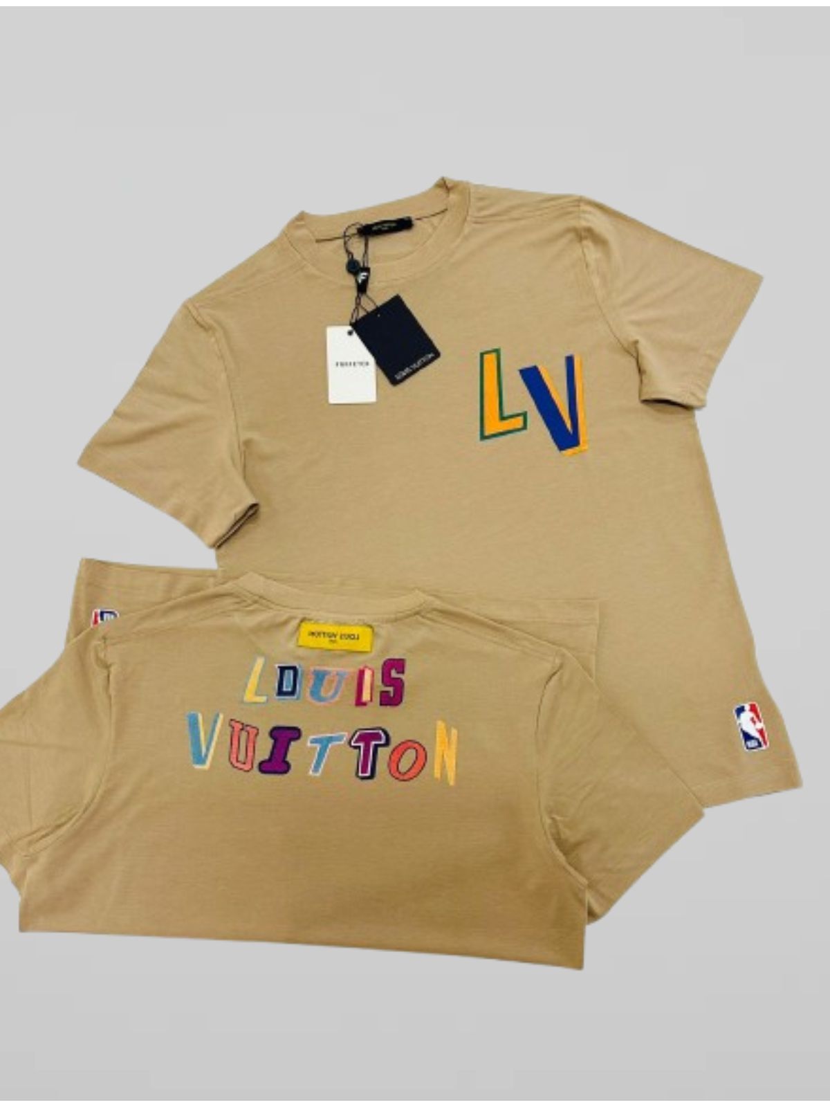 CAMISETA LOUIS VUITTON - BEGE - SP GRIFES - Camisetas Importadas no Atacado