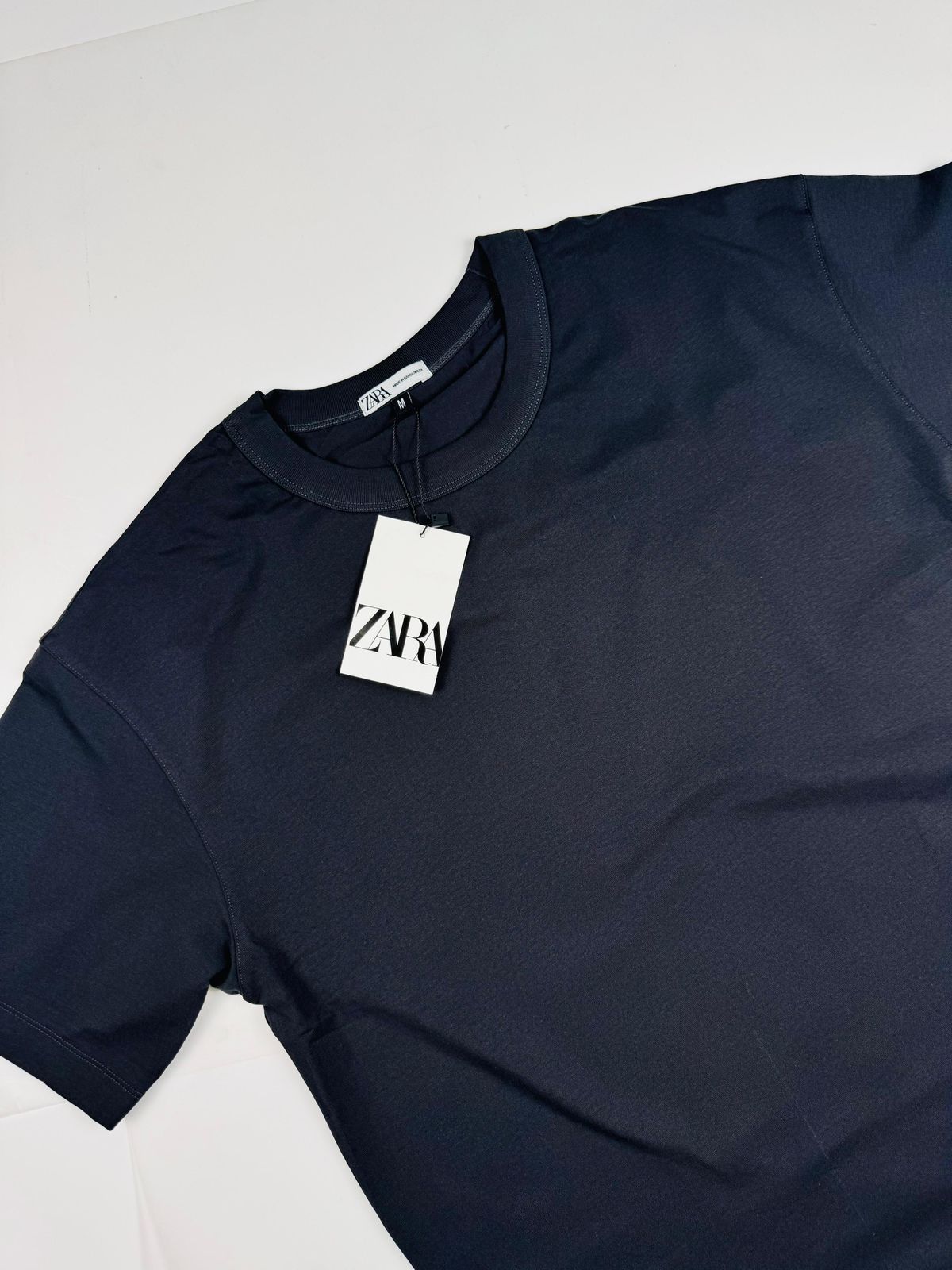 CAMISETA ZARA COM BAG - CHUMBO - SP GRIFES - Camisetas Importadas no Atacado