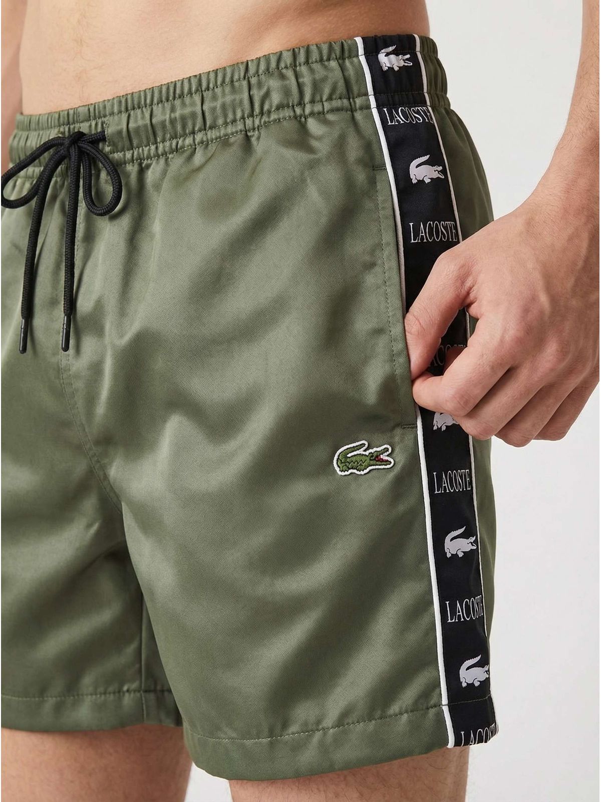 SHORT LACOSTE - VERDE MILITAR - SP GRIFES - Camisetas Importadas no Atacado