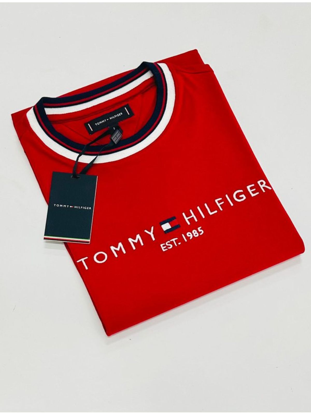 Camiseta Tommy Hilfiger Gola Diferenciada - Vermel... - SP GRIFES - Camisetas Importadas no Atacado