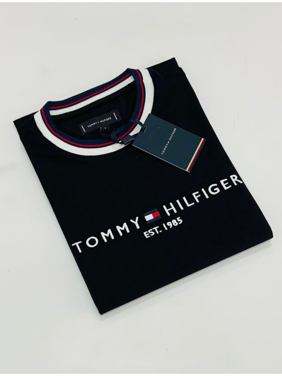 Camiseta Tommy Hilfiger Gola Diferenciada - Preta ... - SP GRIFES - Camisetas Importadas no Atacado