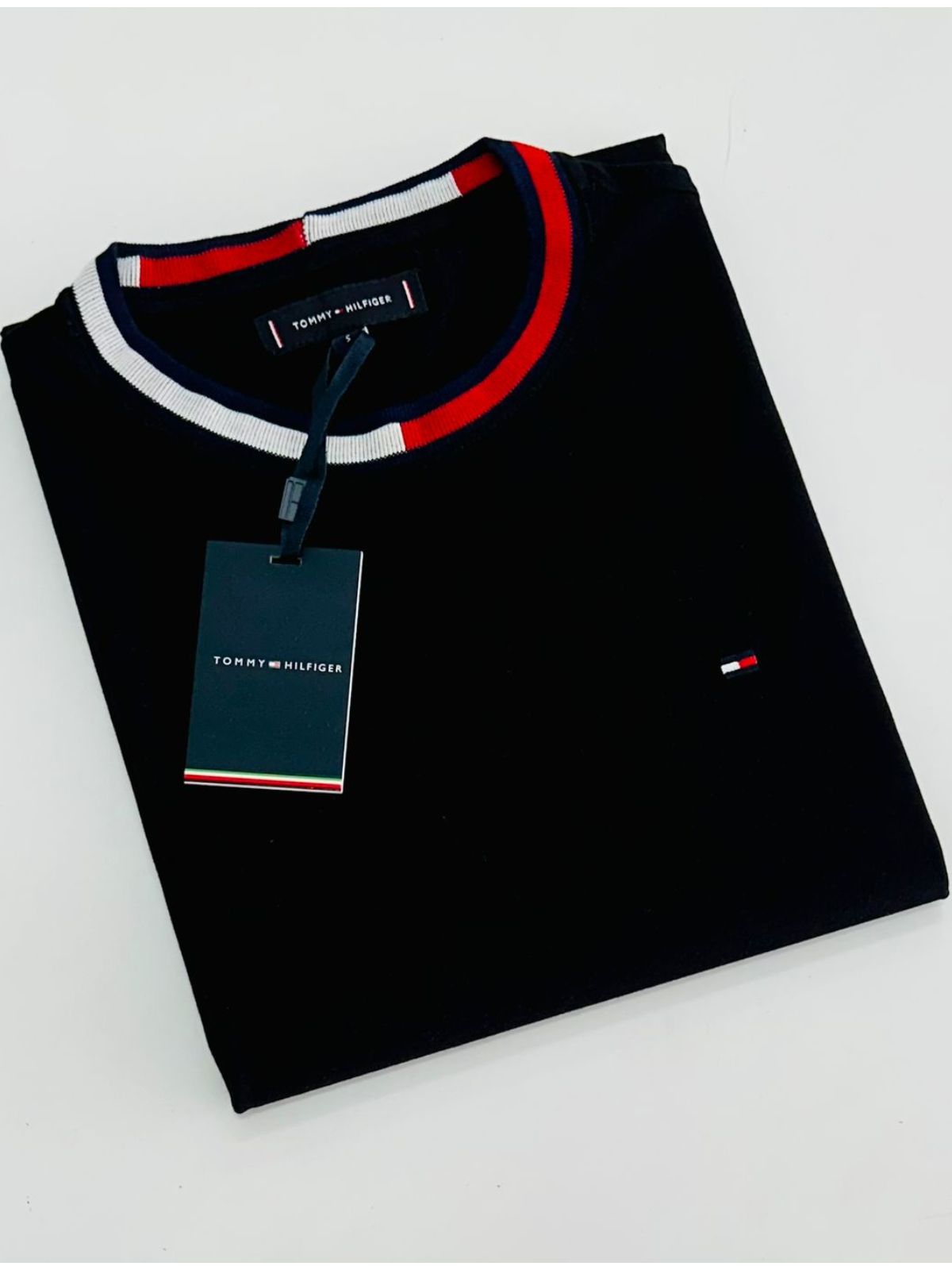 Camiseta Tommy Hilfiger Gola Diferenciada - Preta - SP GRIFES - Camisetas Importadas no Atacado