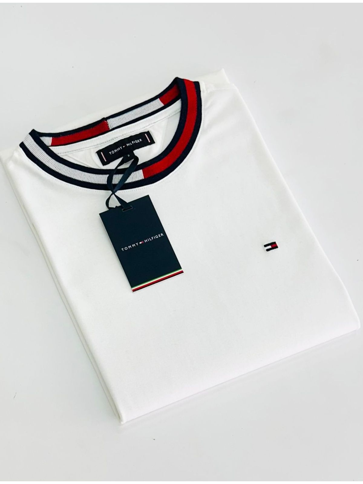 Camiseta Tommy Hilfiger Gola Diferenciada - Branca - SP GRIFES - Camisetas Importadas no Atacado
