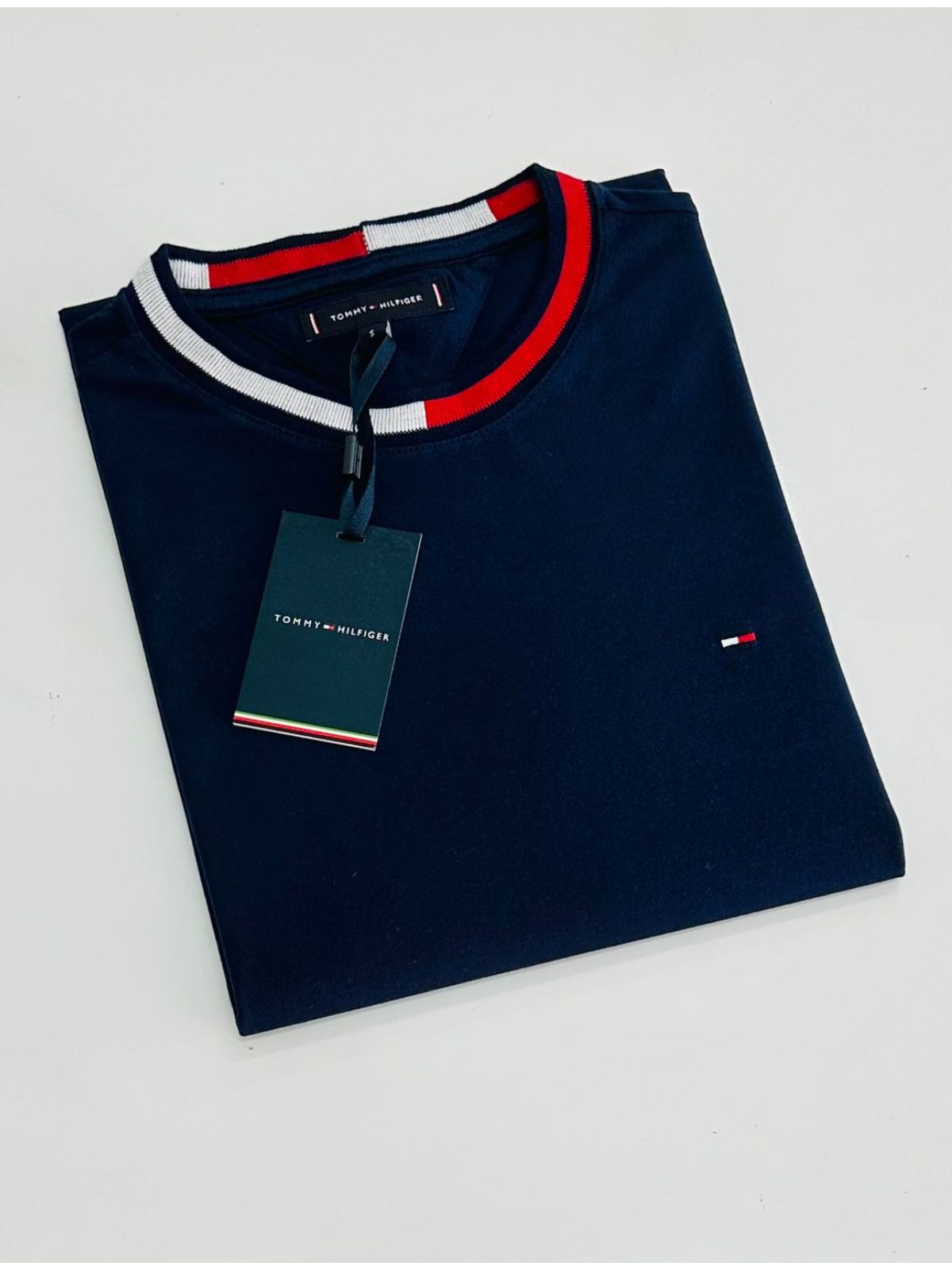 Camiseta Tommy Hilfiger Gola Diferenciada - Marinh - SP GRIFES - Camisetas Importadas no Atacado
