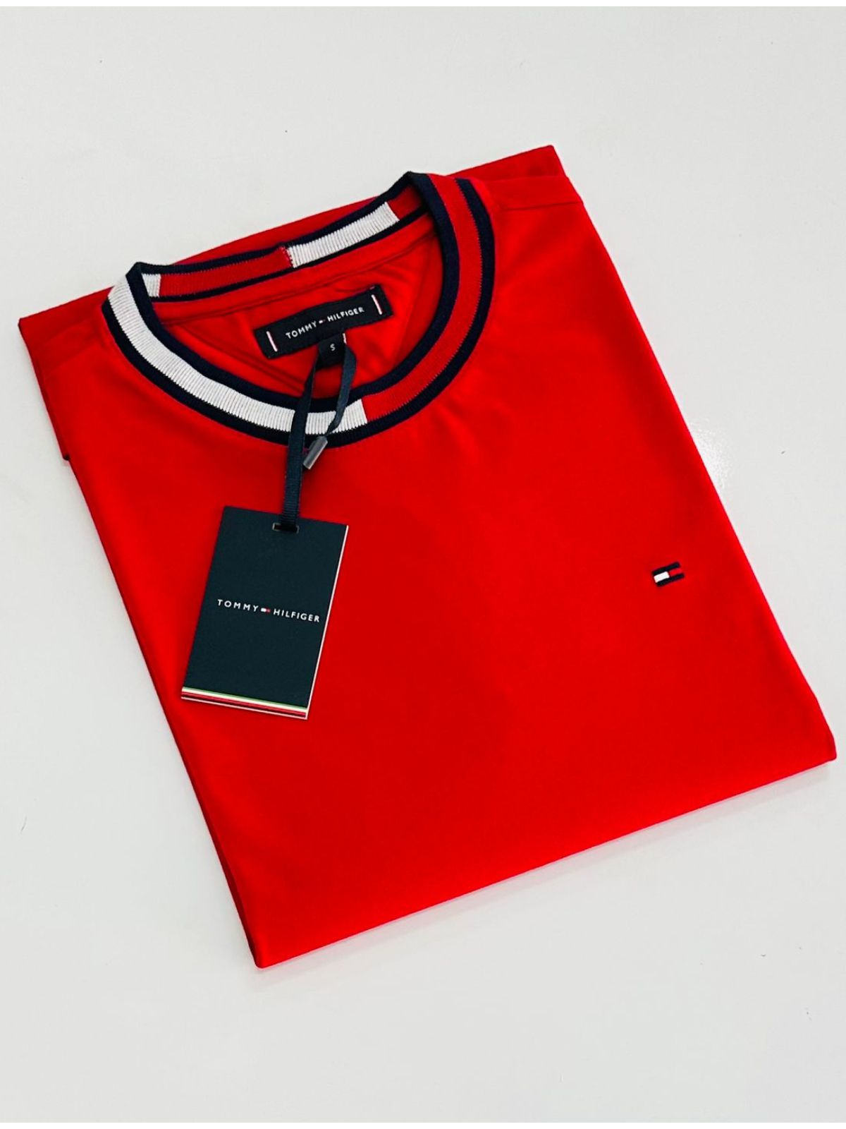 Camiseta Tommy Hilfiger Gola Diferenciada - Vermel... - SP GRIFES - Camisetas Importadas no Atacado