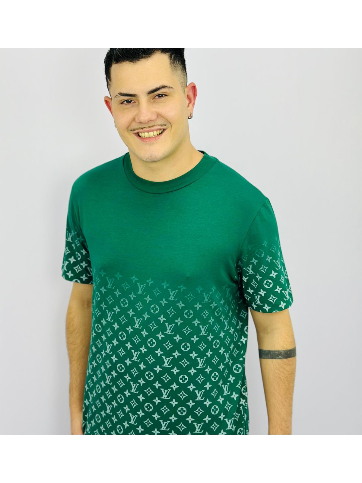 Camiseta Louis Vuitton - SP GRIFES - Camisetas Importadas no Atacado