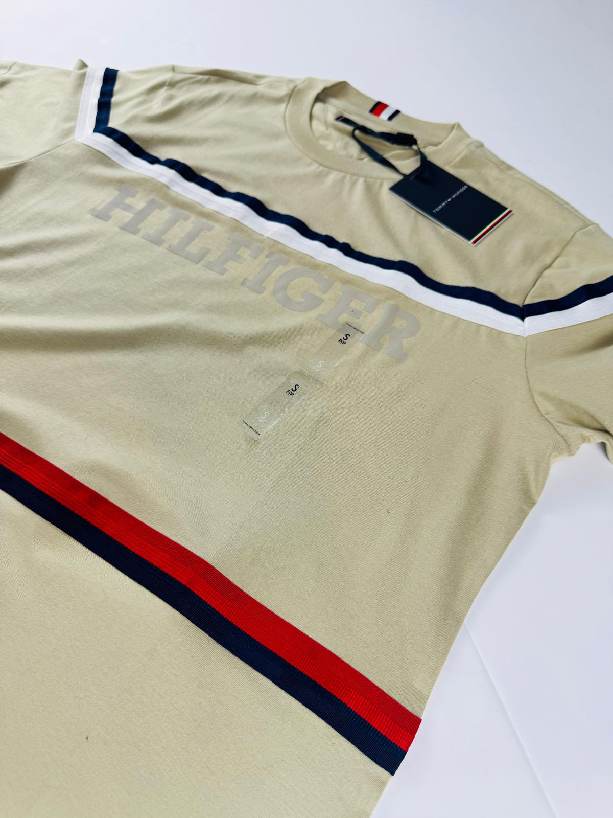 Camiseta Tommy Hilfiger - Bege - SP GRIFES - Camisetas Importadas no Atacado