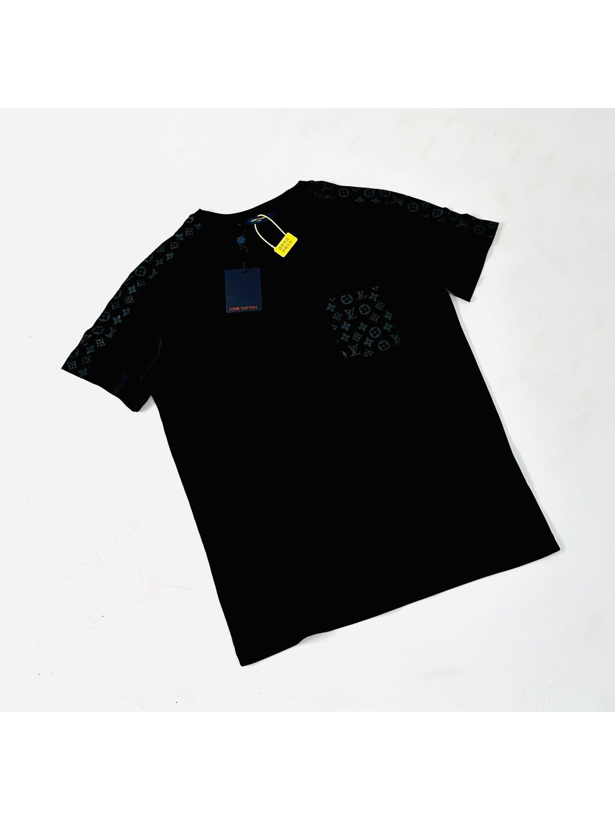 Camiseta Louis Vuitton Bolso - Preta - Chinesa - SP GRIFES - Camisetas Importadas no Atacado