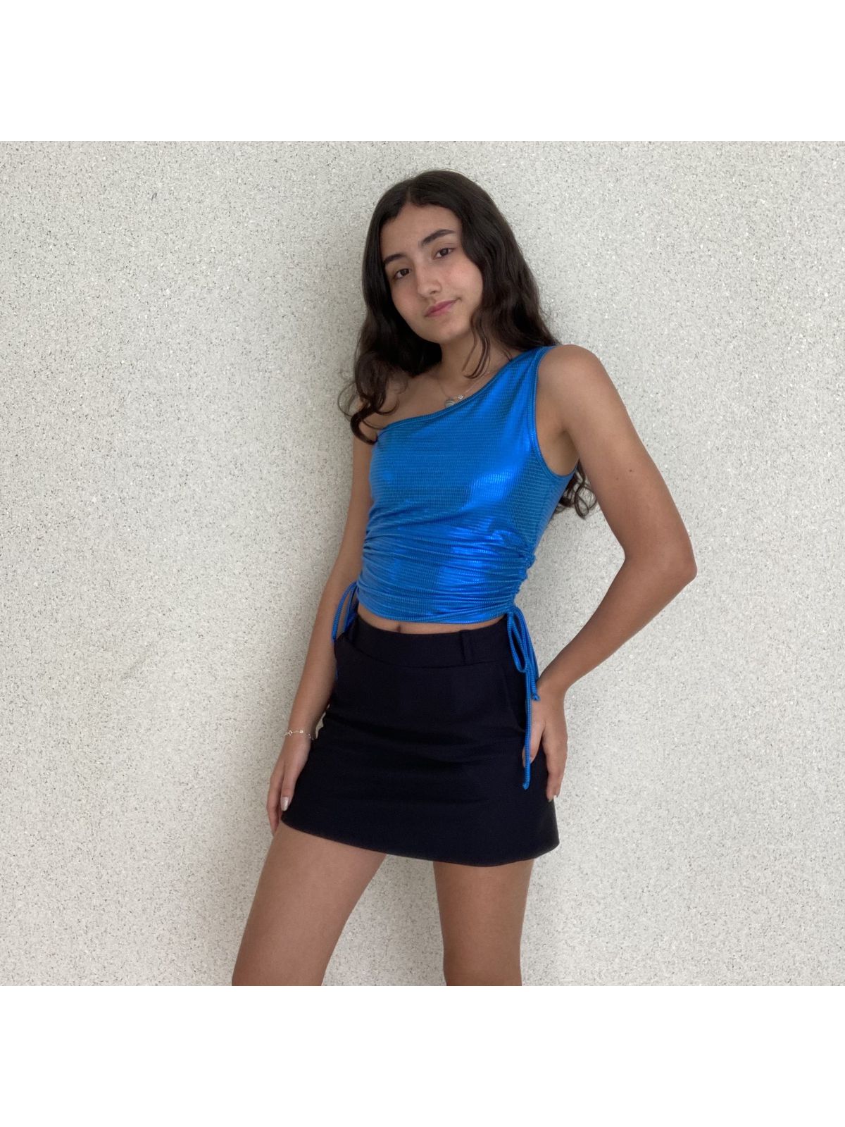 CROPPED OMBRO ÚNICO EM MALHA FOIL COM AMARRAÇÃO LA... - TokTeen