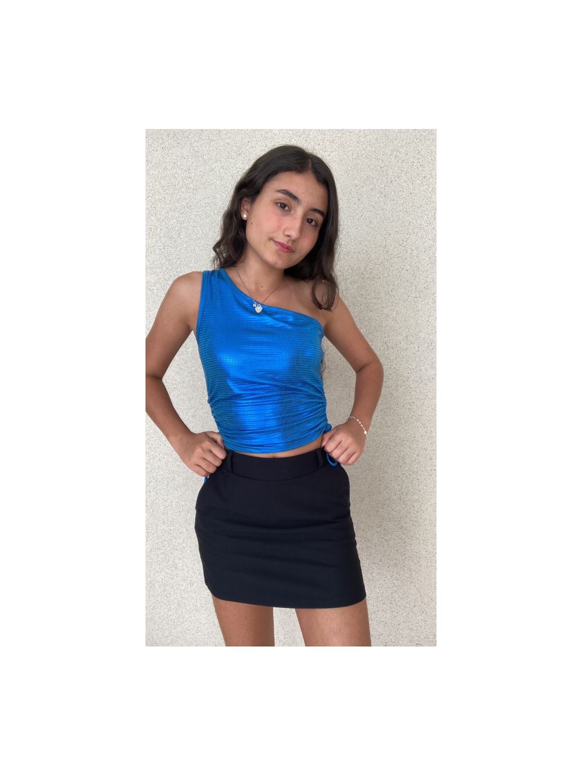 CROPPED OMBRO ÚNICO EM MALHA FOIL COM AMARRAÇÃO LATERAL