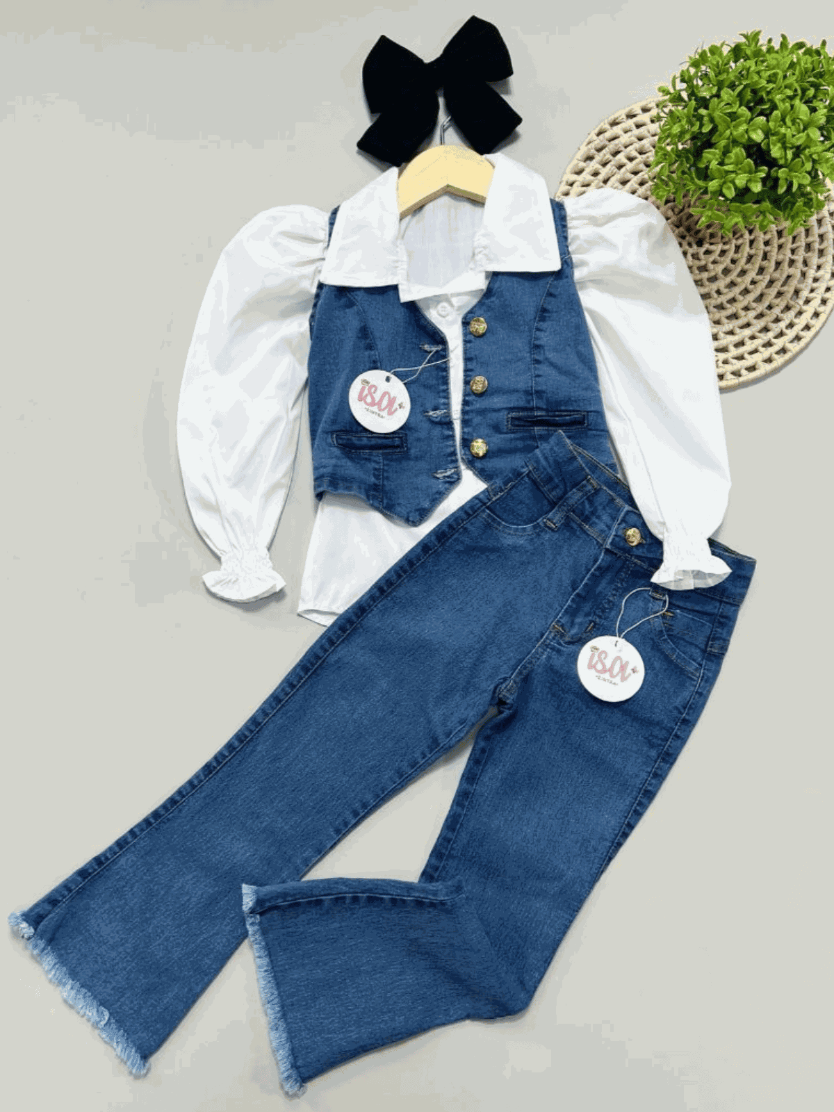 Conjunto Camisa Branca + Colete + calça Flare Jean... - Isa Cintra Moda Infantil