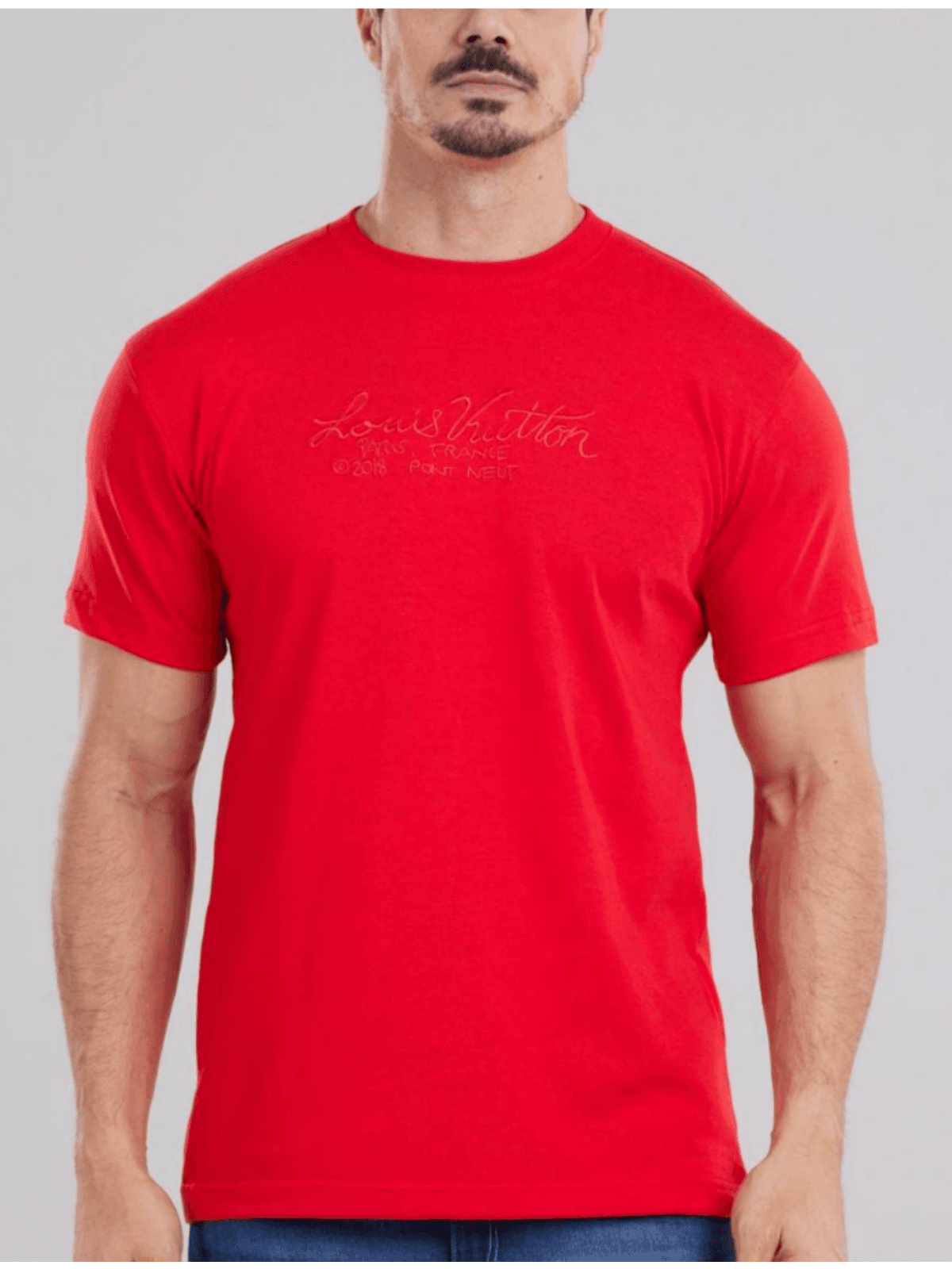 CAMISETA LOUIS VUITTON - VERMELHA BORDADA - SP GRIFES - Camisetas Importadas no Atacado
