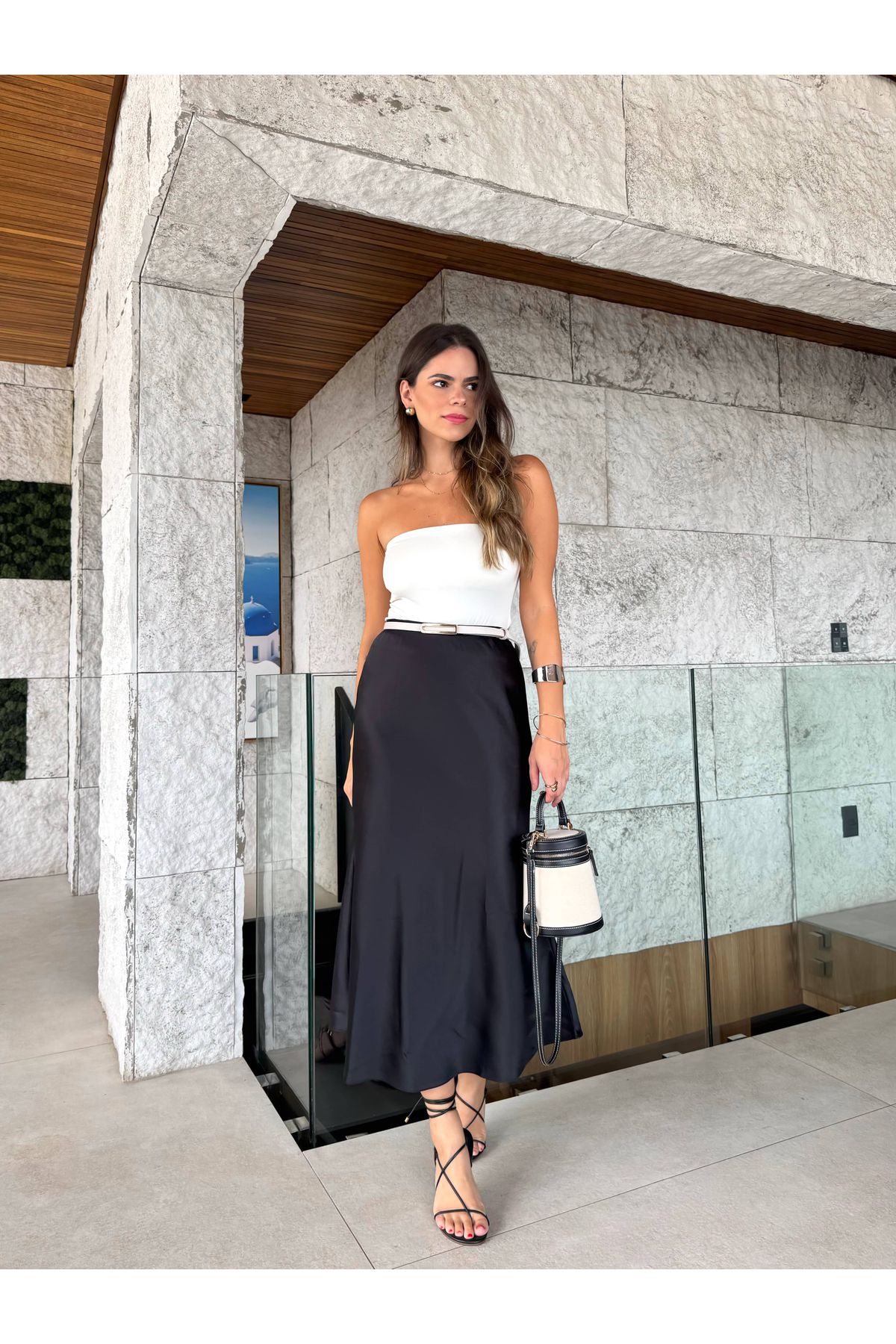 Saia Mayla acetinada midi - Preto