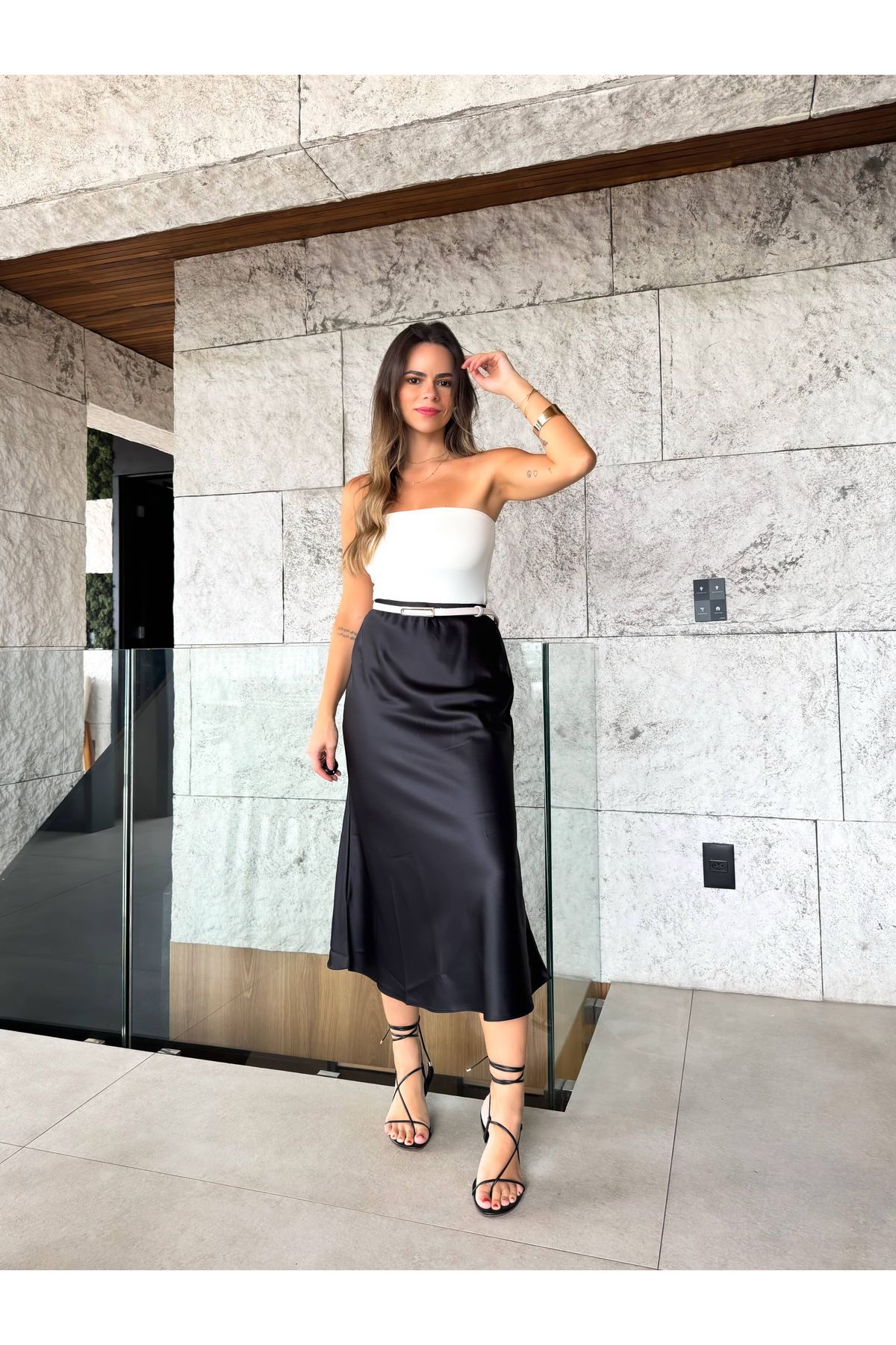 Saia Mayla acetinada midi - Preto