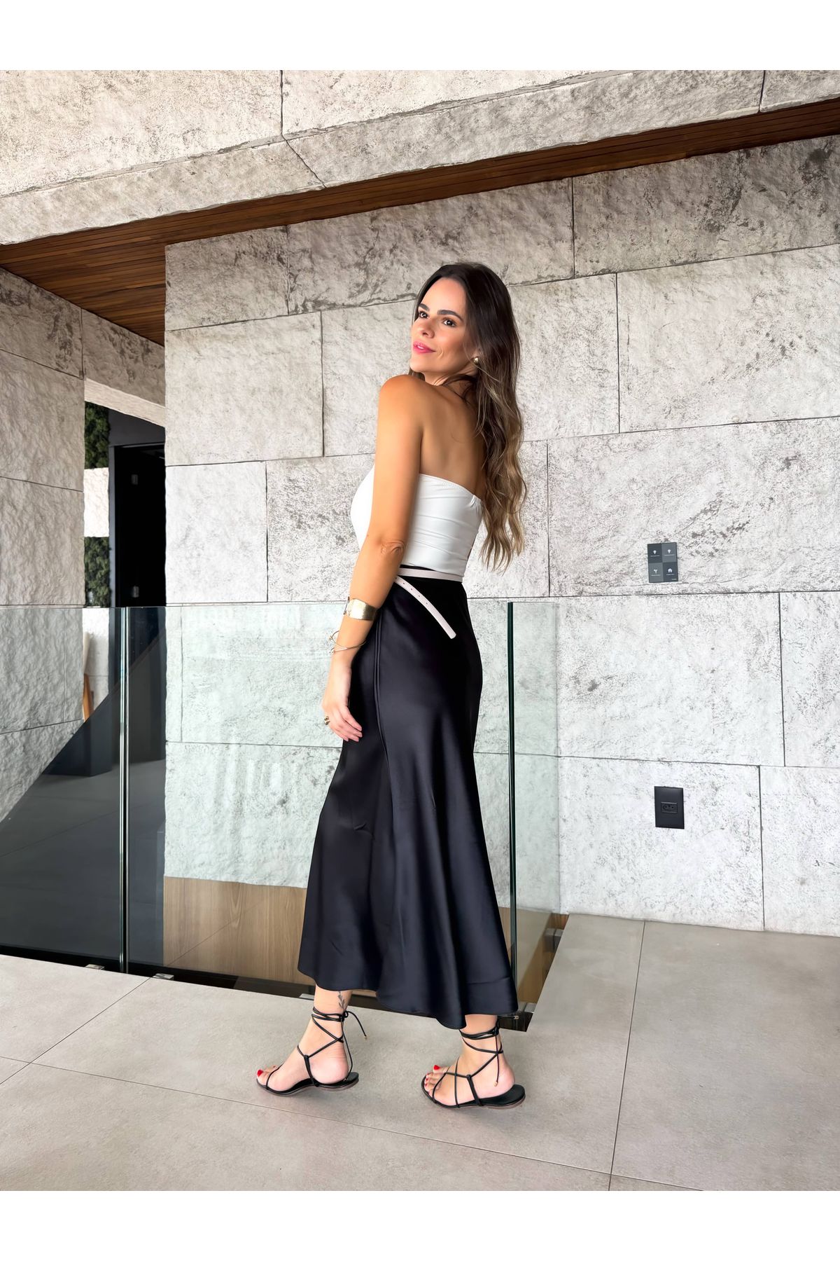 Saia Mayla acetinada midi - Preto