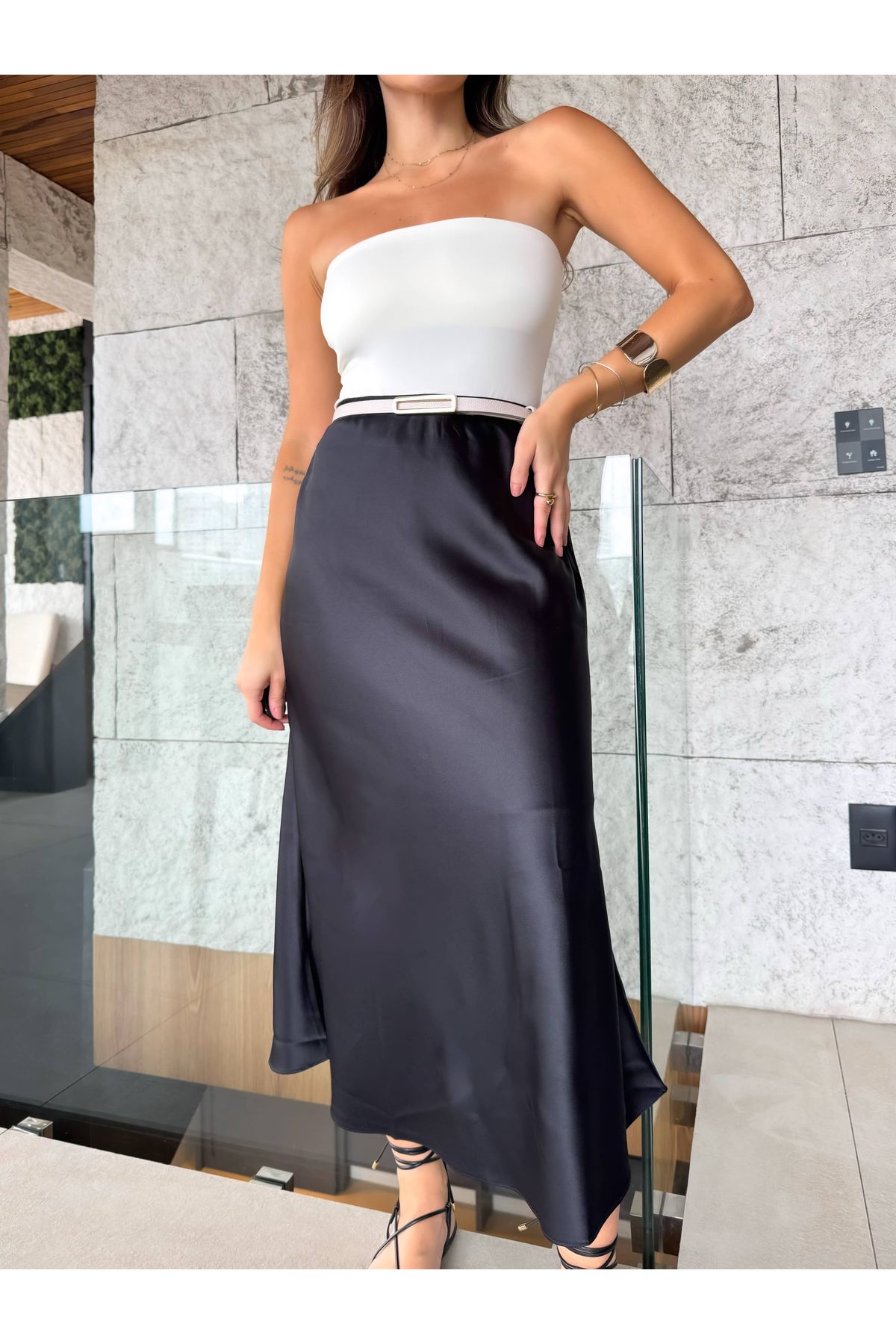 Saia Mayla acetinada midi - Preto