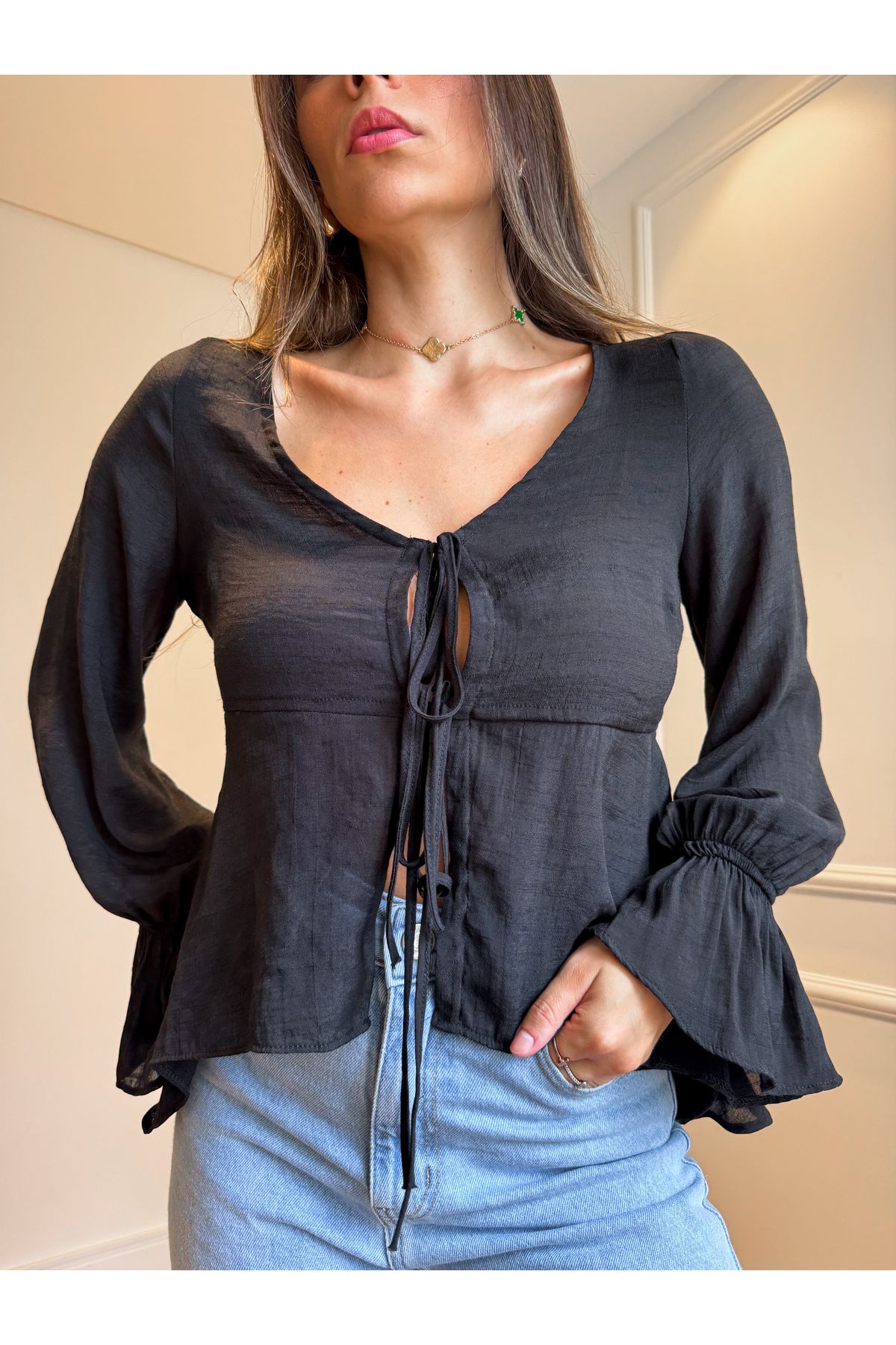 Blusa Claudia babados e amarração - Preto