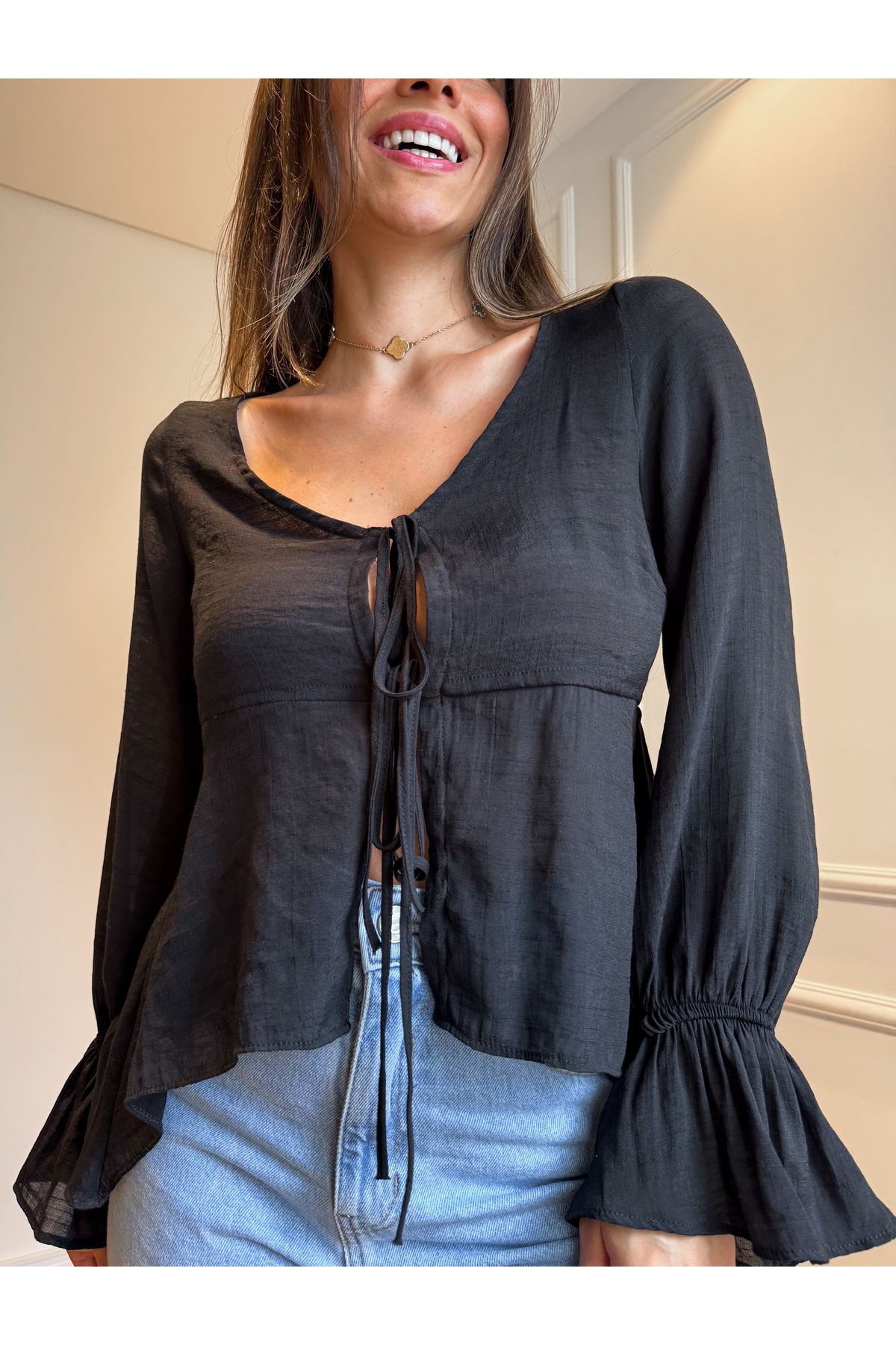 Blusa Claudia babados e amarração - Preto