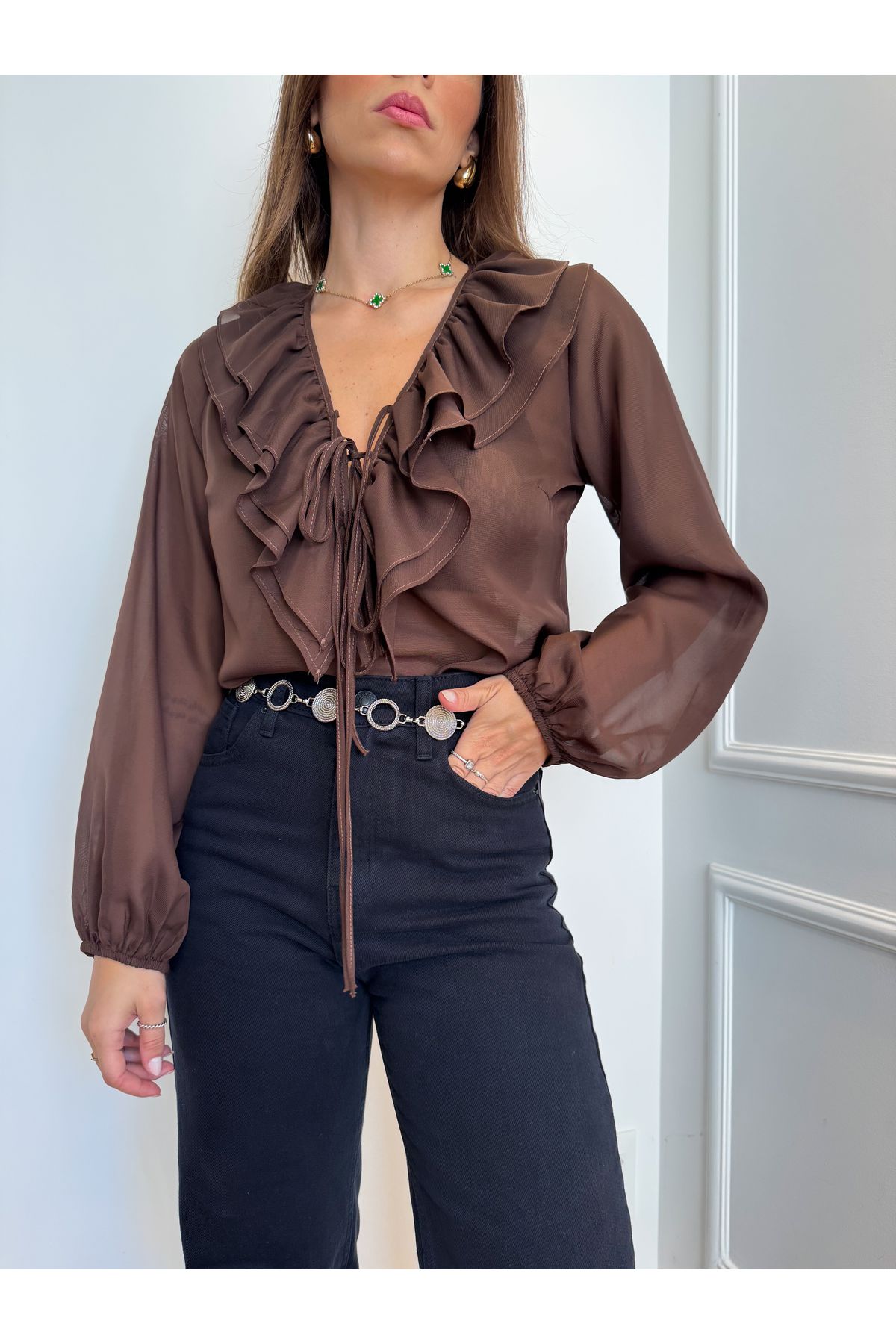 Blusa Camys manga longa com babado e amarração transparência - Marrom