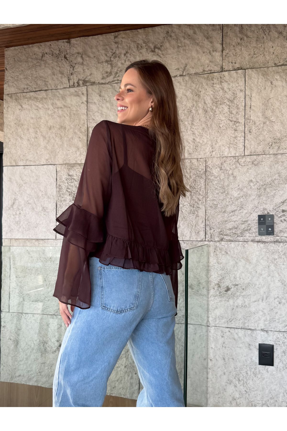 Blusa Ester manga longa com babado e transparência - Marrom